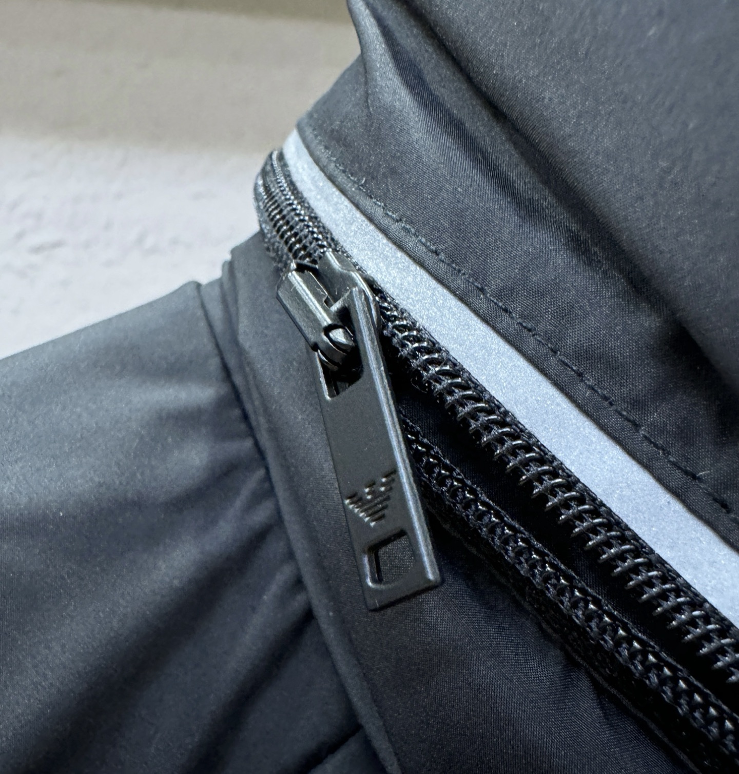 Armani 阿玛尼 2025新款羽绒服，秀场新品，品相非常完美，专柜高科技防水面料，内里90%白鹅绒填