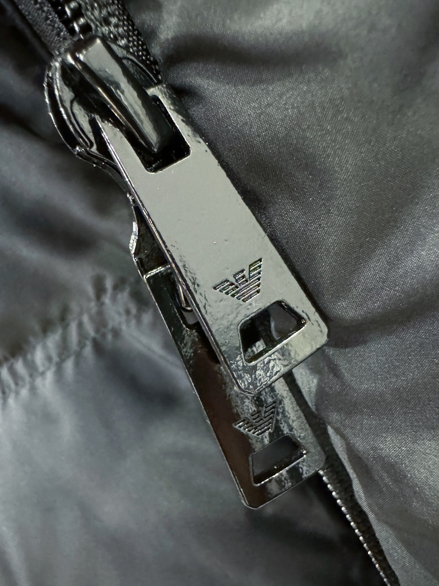 Armani 阿玛尼 2025新款羽绒服，秀场新品，品相非常完美，专柜高科技防水面料，内里90%白鹅绒填