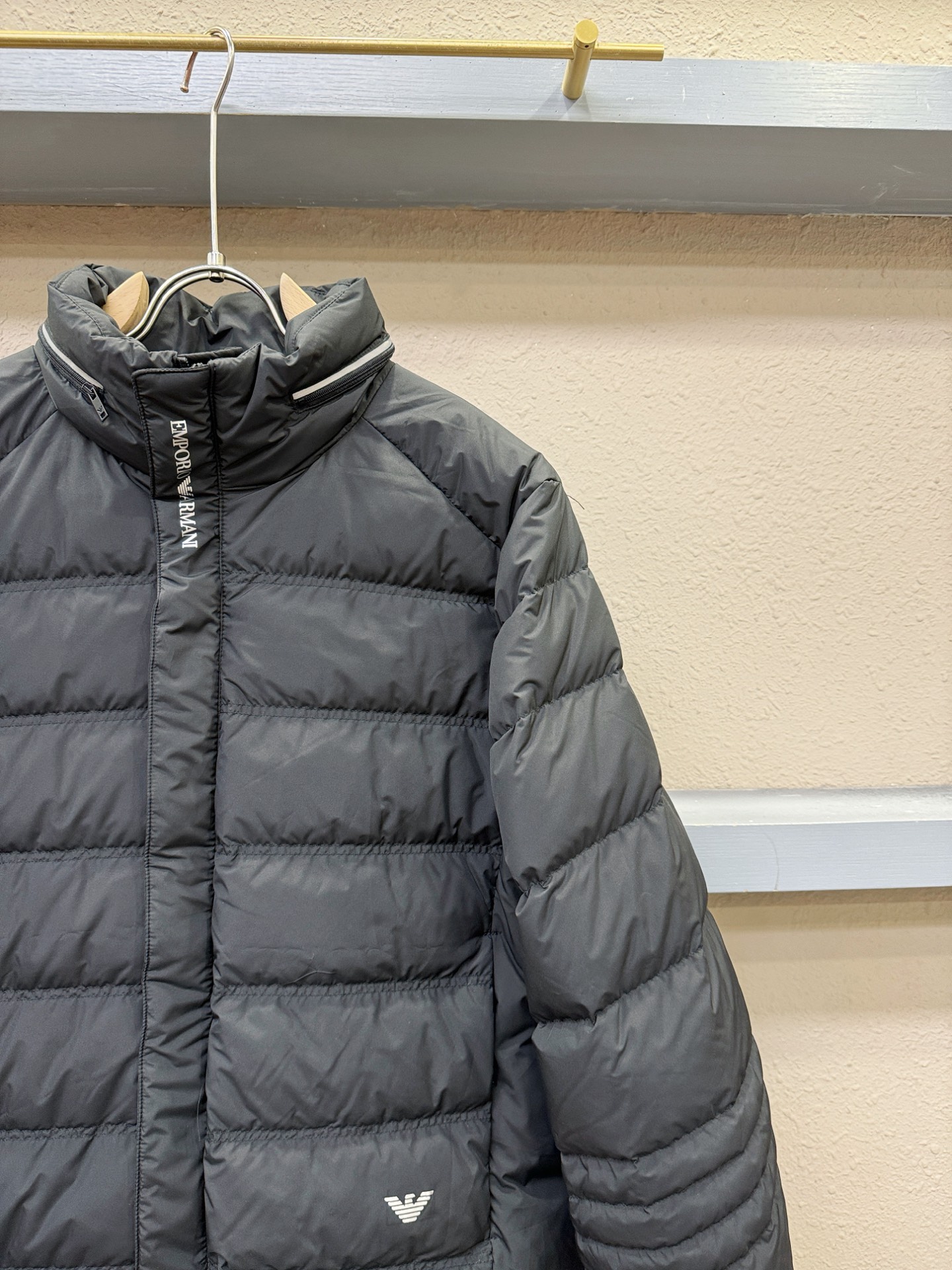 Armani 阿玛尼 2025新款羽绒服，秀场新品，品相非常完美，专柜高科技防水面料，内里90%白鹅绒填