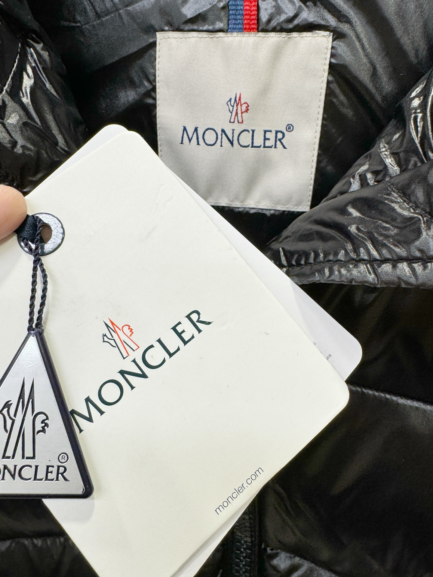 Moncler蒙口 2025新款长款羽绒服，秀场新品，品相非常完美，专柜高科技防水面料，内里90%白鹅绒