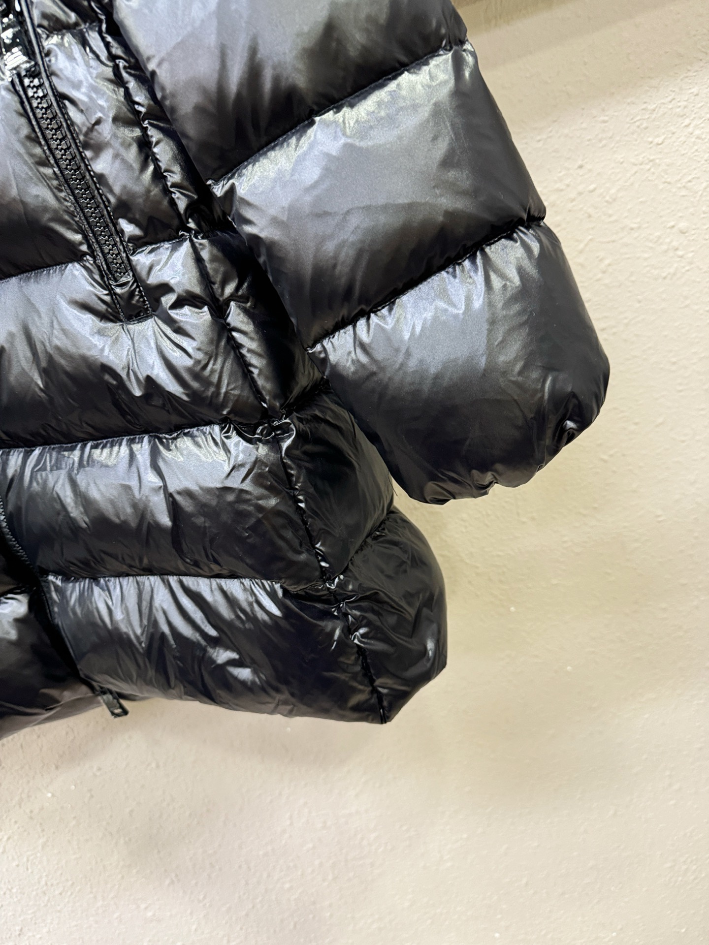 Moncler蒙口 2025新款长款羽绒服，秀场新品，品相非常完美，专柜高科技防水面料，内里90%白鹅绒