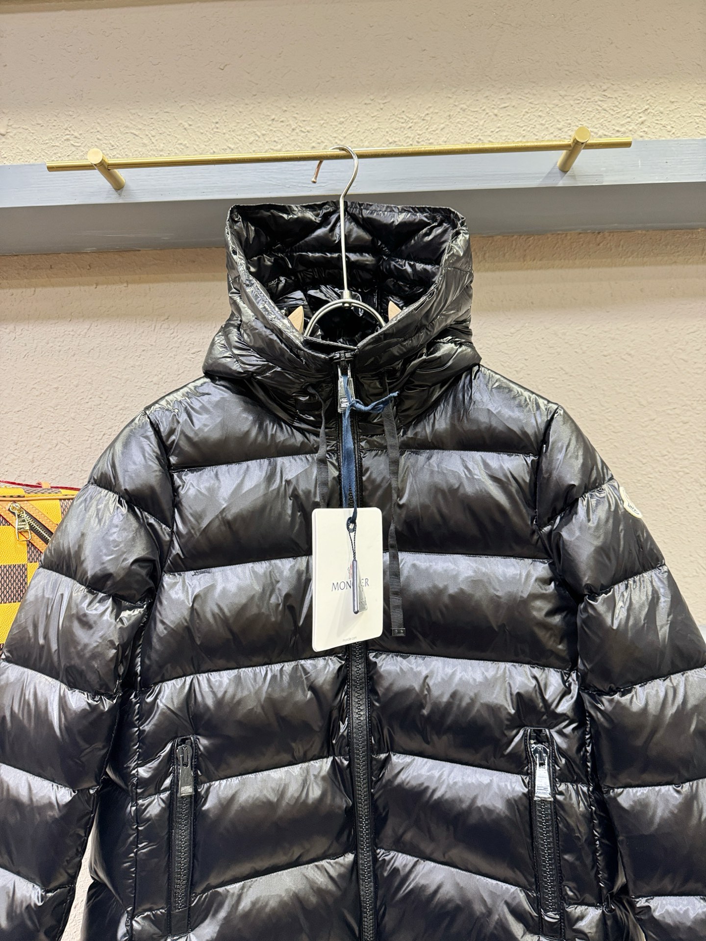 Moncler蒙口 2025新款长款羽绒服，秀场新品，品相非常完美，专柜高科技防水面料，内里90%白鹅绒