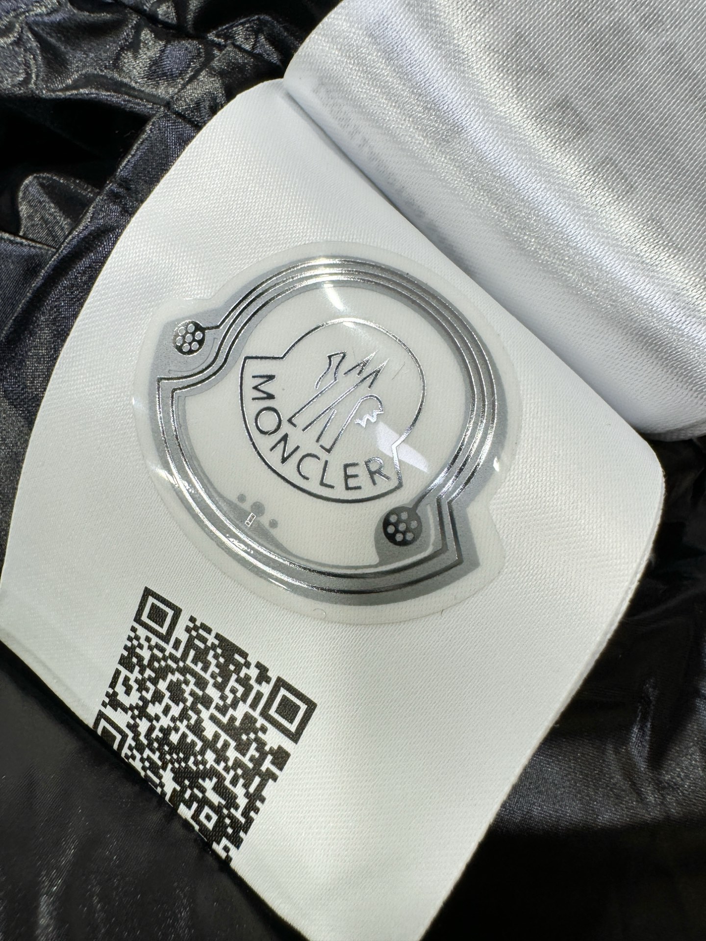 Moncler蒙口 2025新款长款羽绒服，秀场新品，品相非常完美，专柜高科技防水面料，内里90%白鹅绒