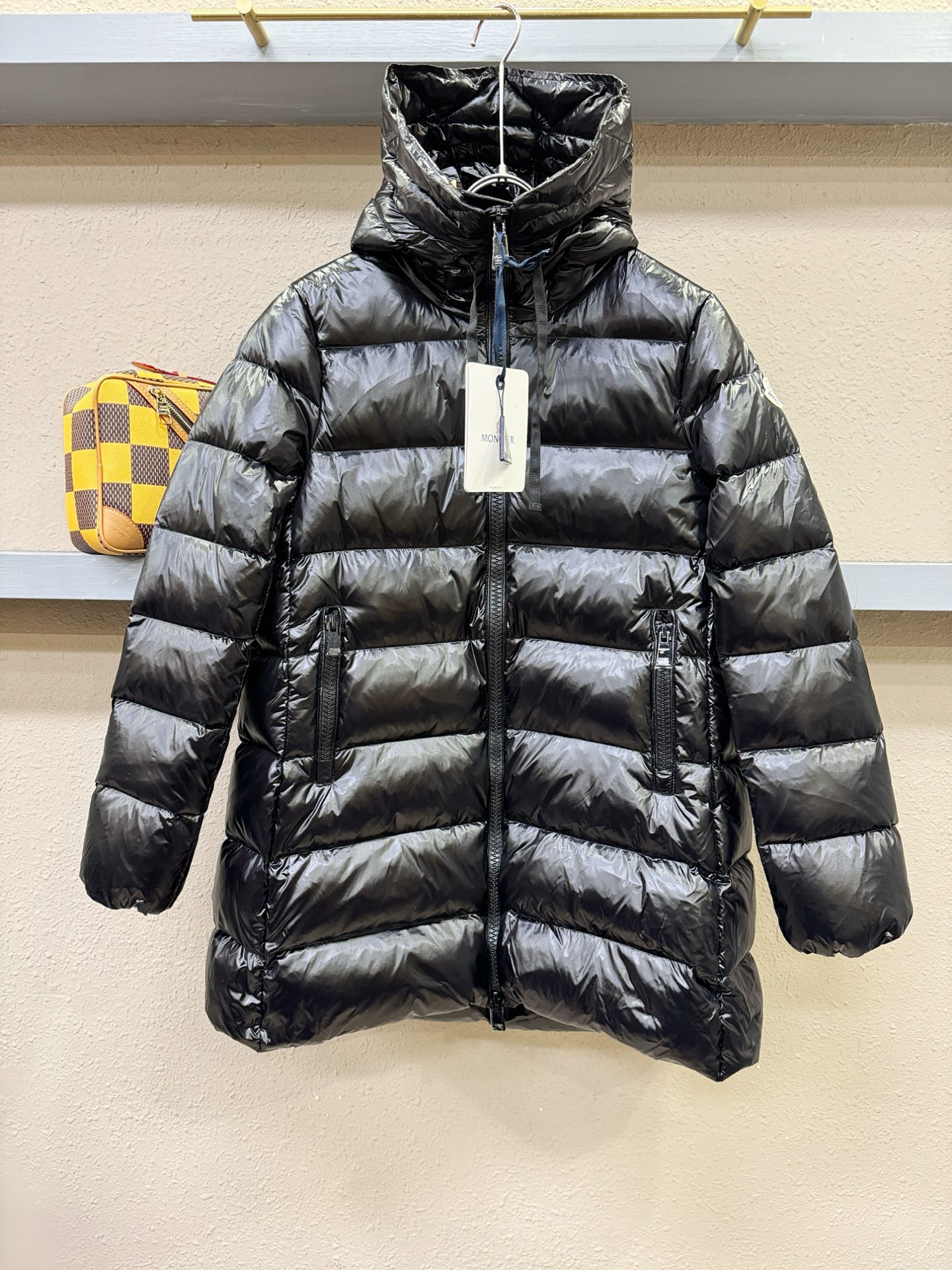 Moncler蒙口 2025新款长款羽绒服，秀场新品，品相非常完美，专柜高科技防水面料，内里90%白鹅绒