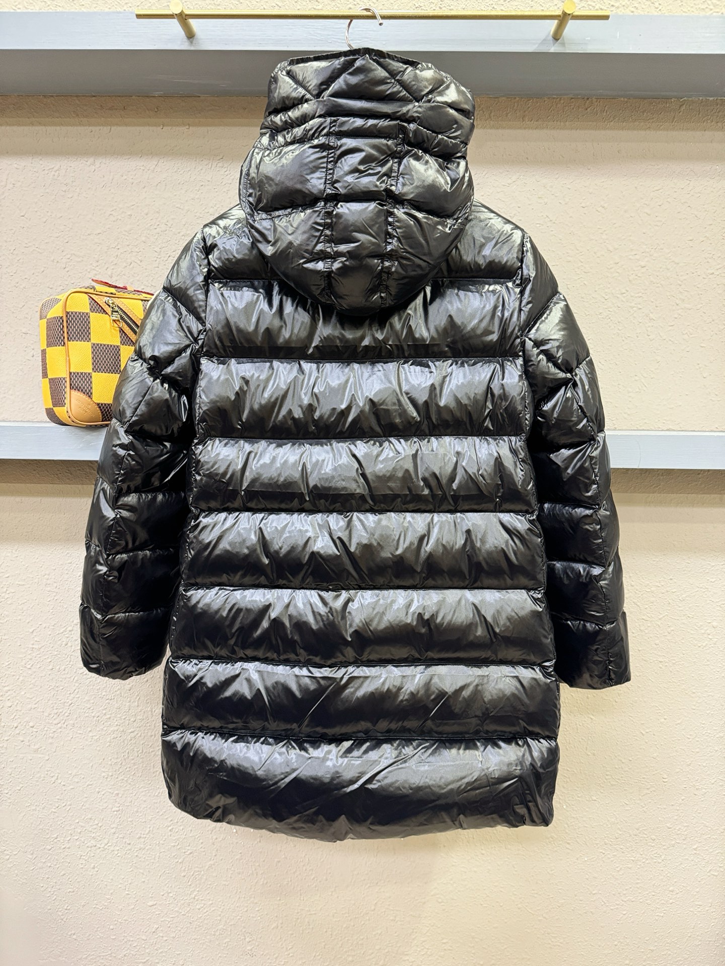 Moncler蒙口 2025新款长款羽绒服，秀场新品，品相非常完美，专柜高科技防水面料，内里90%白鹅绒