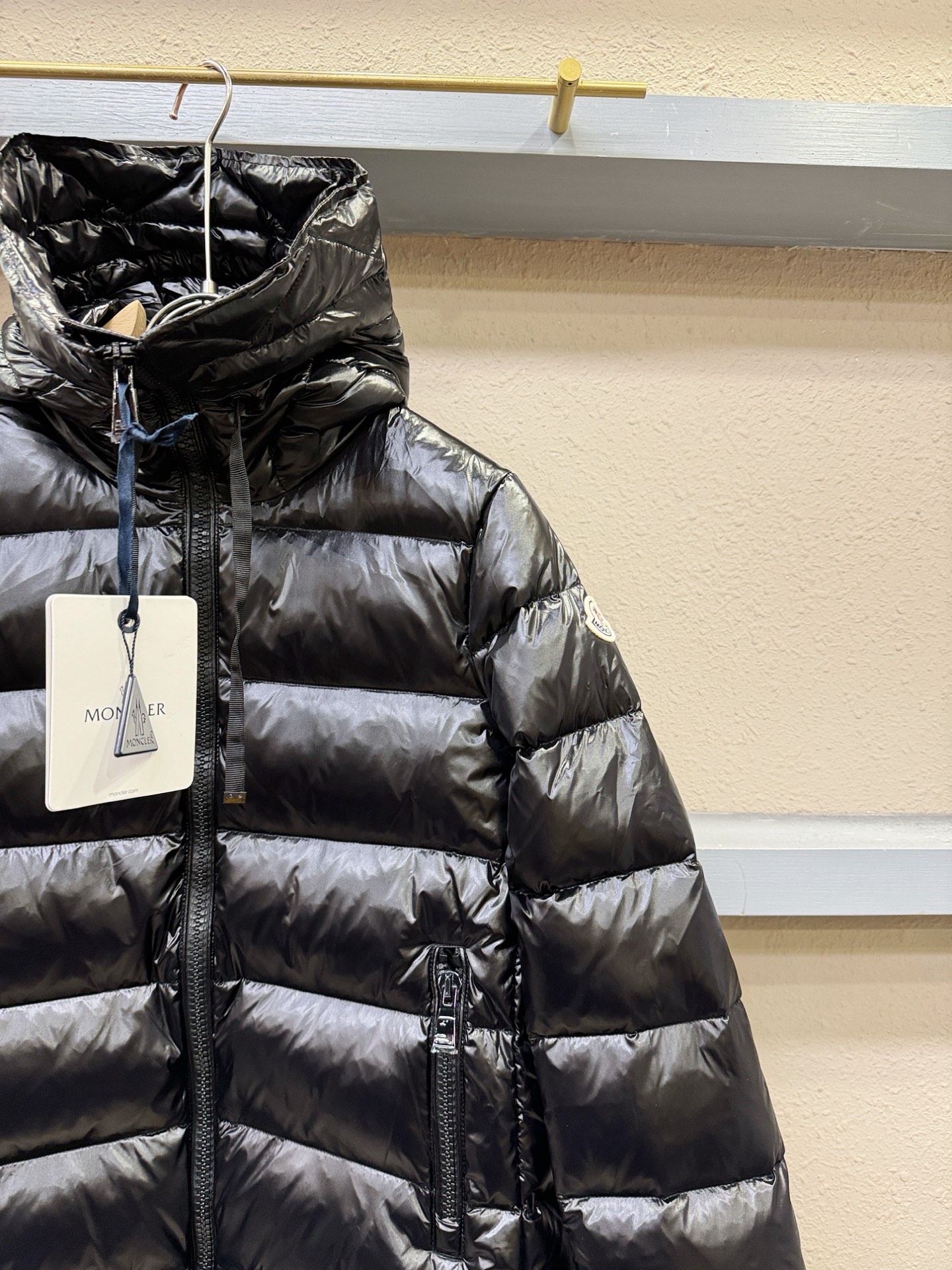 Moncler蒙口 2025新款长款羽绒服，秀场新品，品相非常完美，专柜高科技防水面料，内里90%白鹅绒