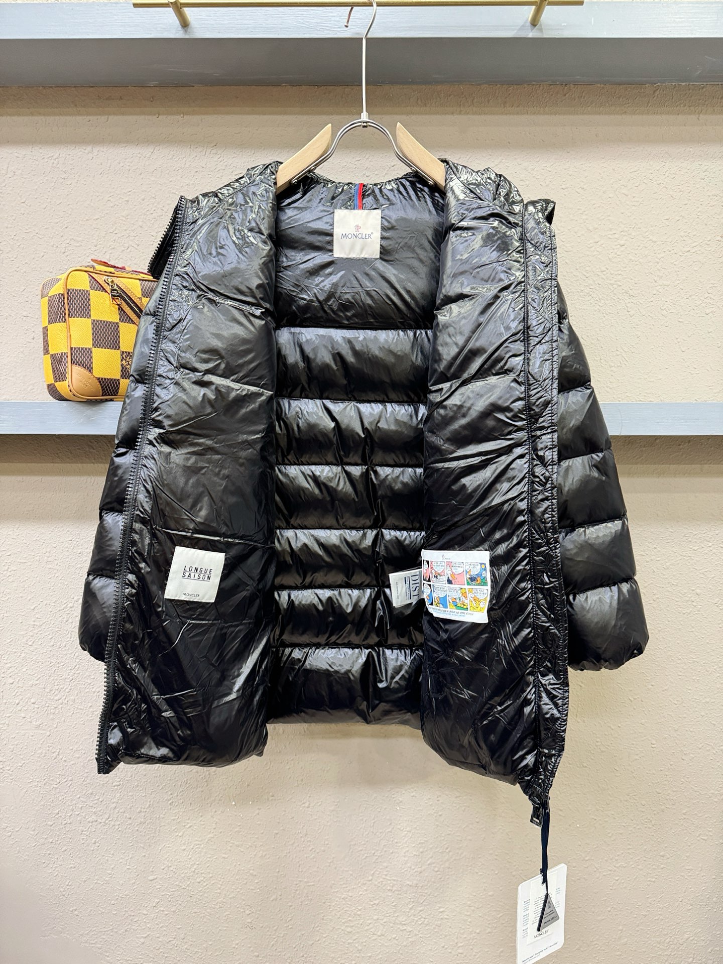 Moncler蒙口 2025新款长款羽绒服，秀场新品，品相非常完美，专柜高科技防水面料，内里90%白鹅绒