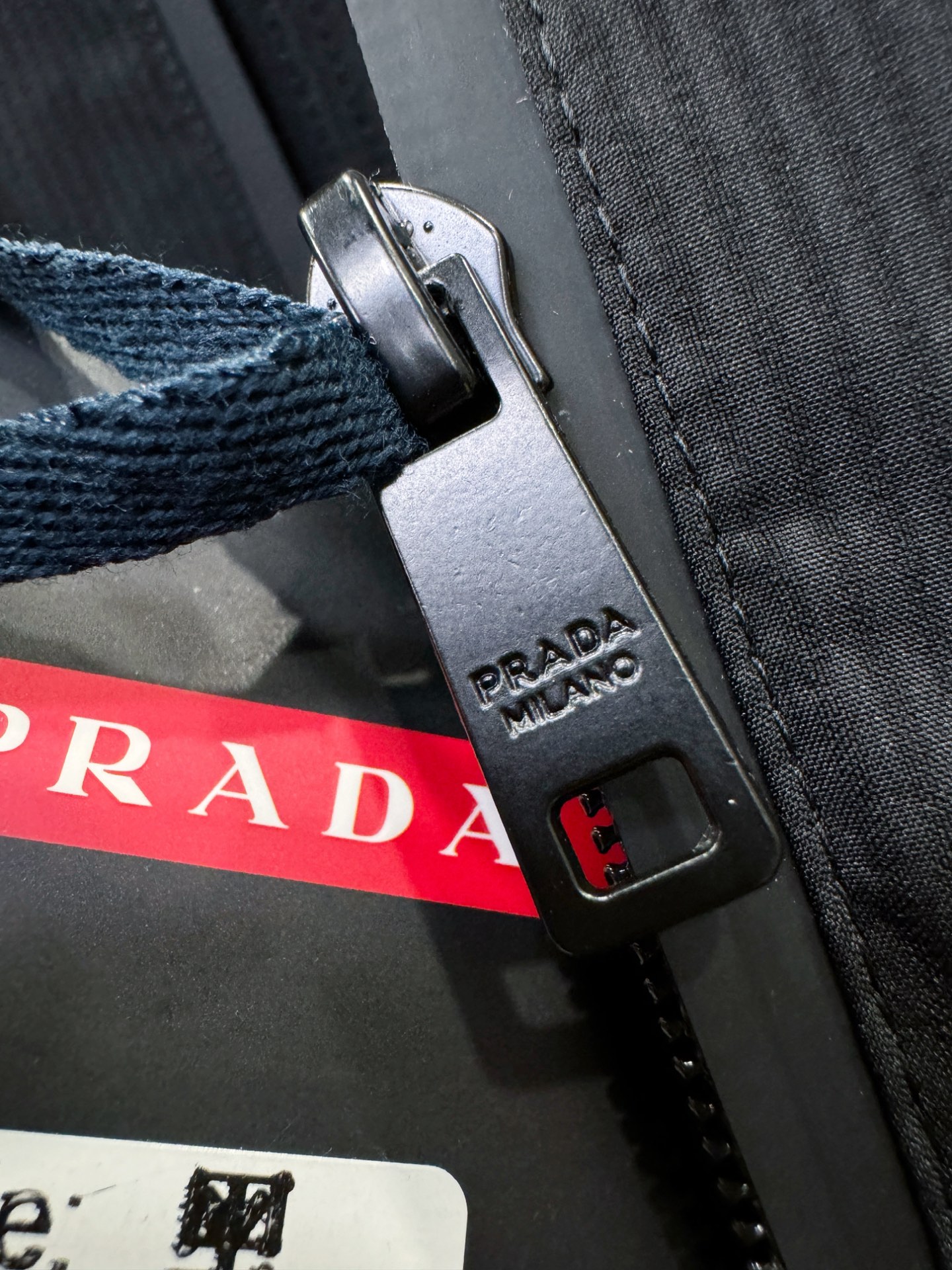 PRADA 普拉达 2025新款长款羽绒服，秀场新品，品相非常完美，专柜高科技防水面料，内里90%白鹅绒