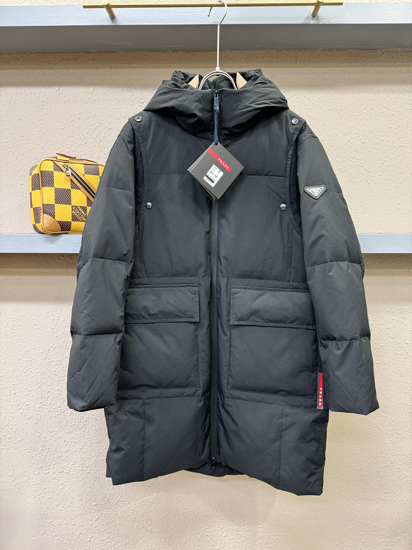 PRADA 普拉达 2025新款长款羽绒服，秀场新品，品相非常完美，专柜高科技防水面料，内里90%白鹅绒