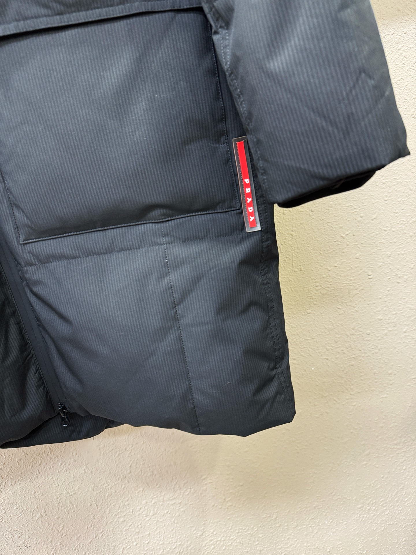 PRADA 普拉达 2025新款长款羽绒服，秀场新品，品相非常完美，专柜高科技防水面料，内里90%白鹅绒