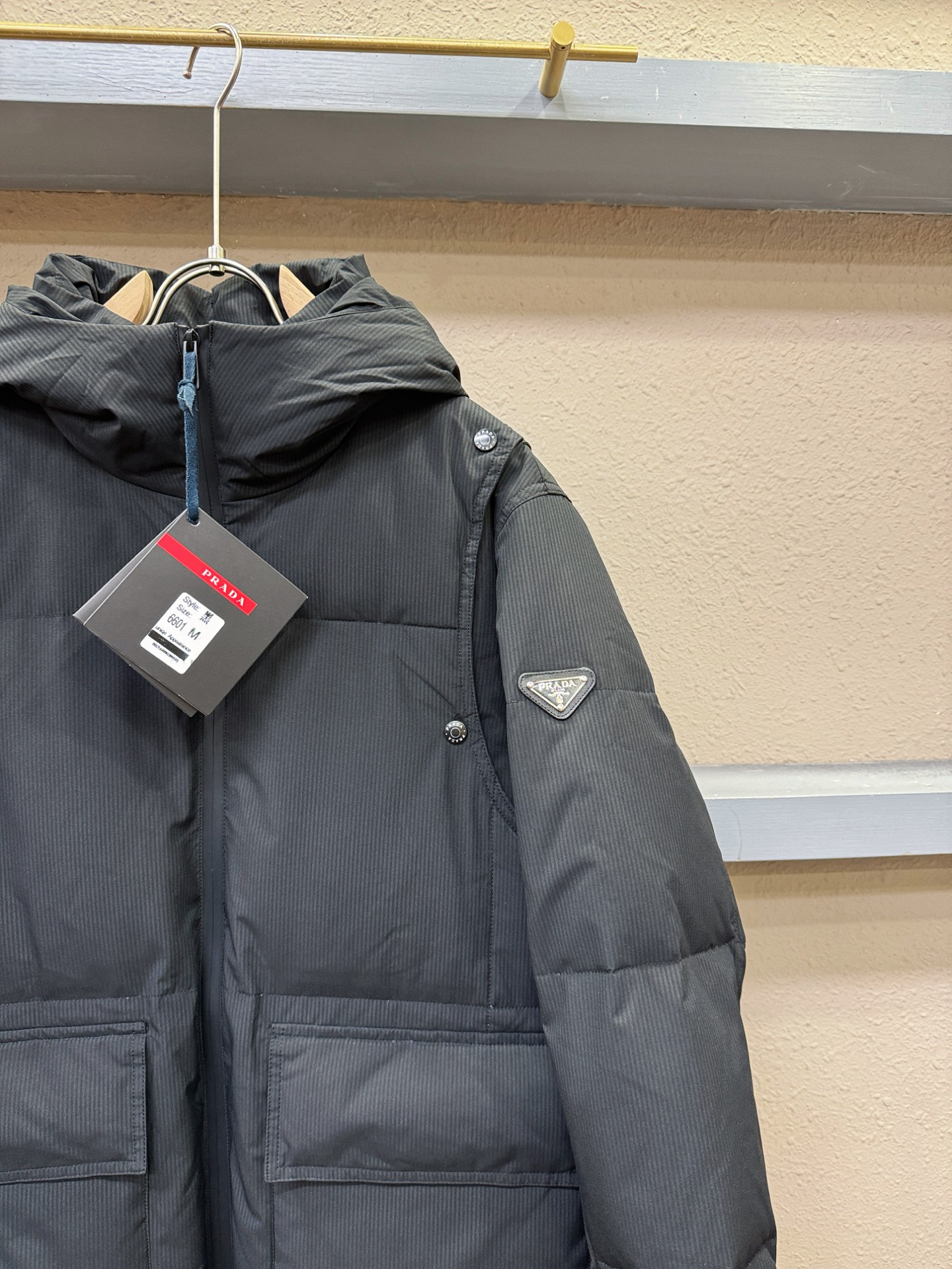 PRADA 普拉达 2025新款长款羽绒服，秀场新品，品相非常完美，专柜高科技防水面料，内里90%白鹅绒