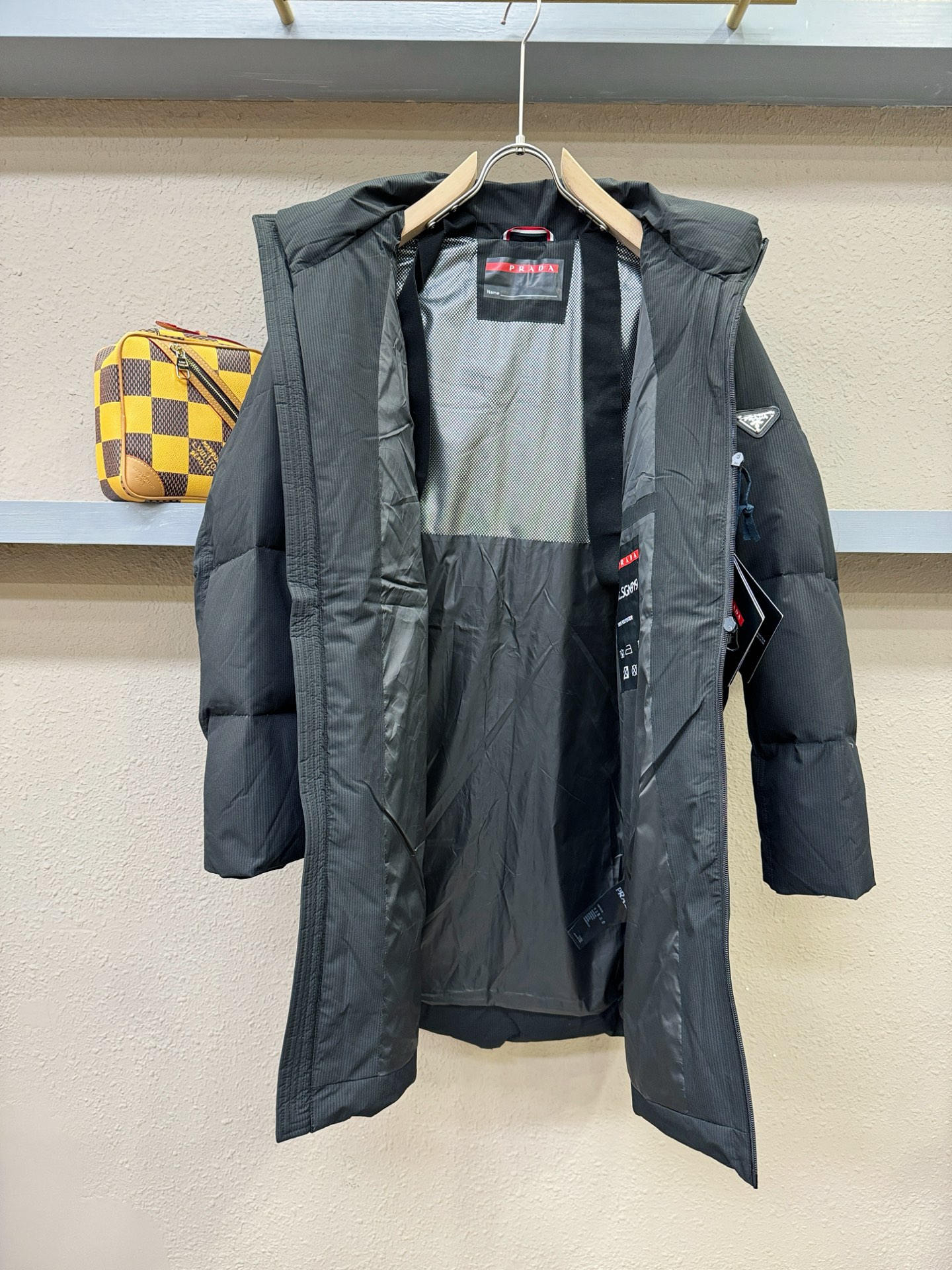 PRADA 普拉达 2025新款长款羽绒服，秀场新品，品相非常完美，专柜高科技防水面料，内里90%白鹅绒
