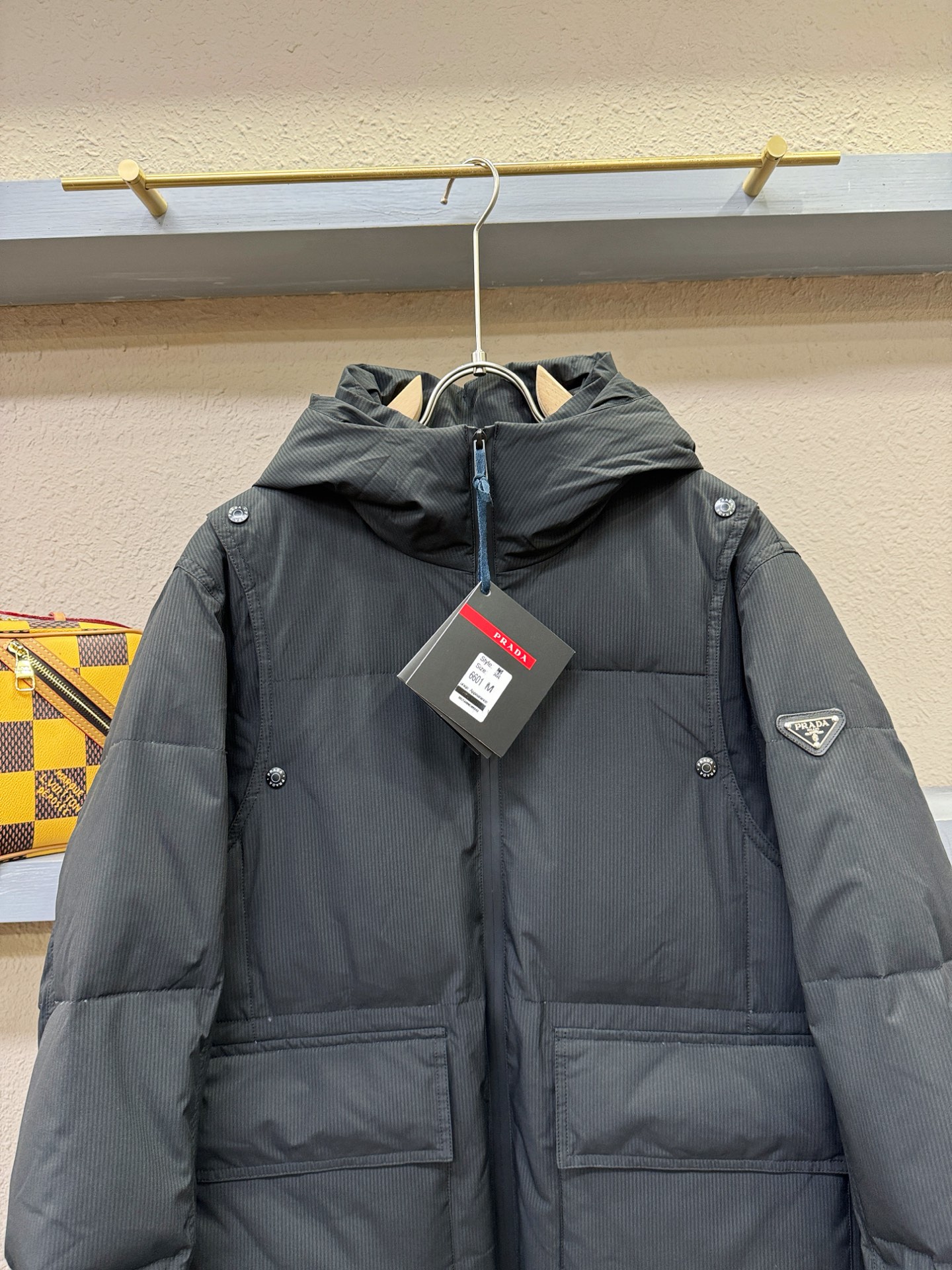 PRADA 普拉达 2025新款长款羽绒服，秀场新品，品相非常完美，专柜高科技防水面料，内里90%白鹅绒