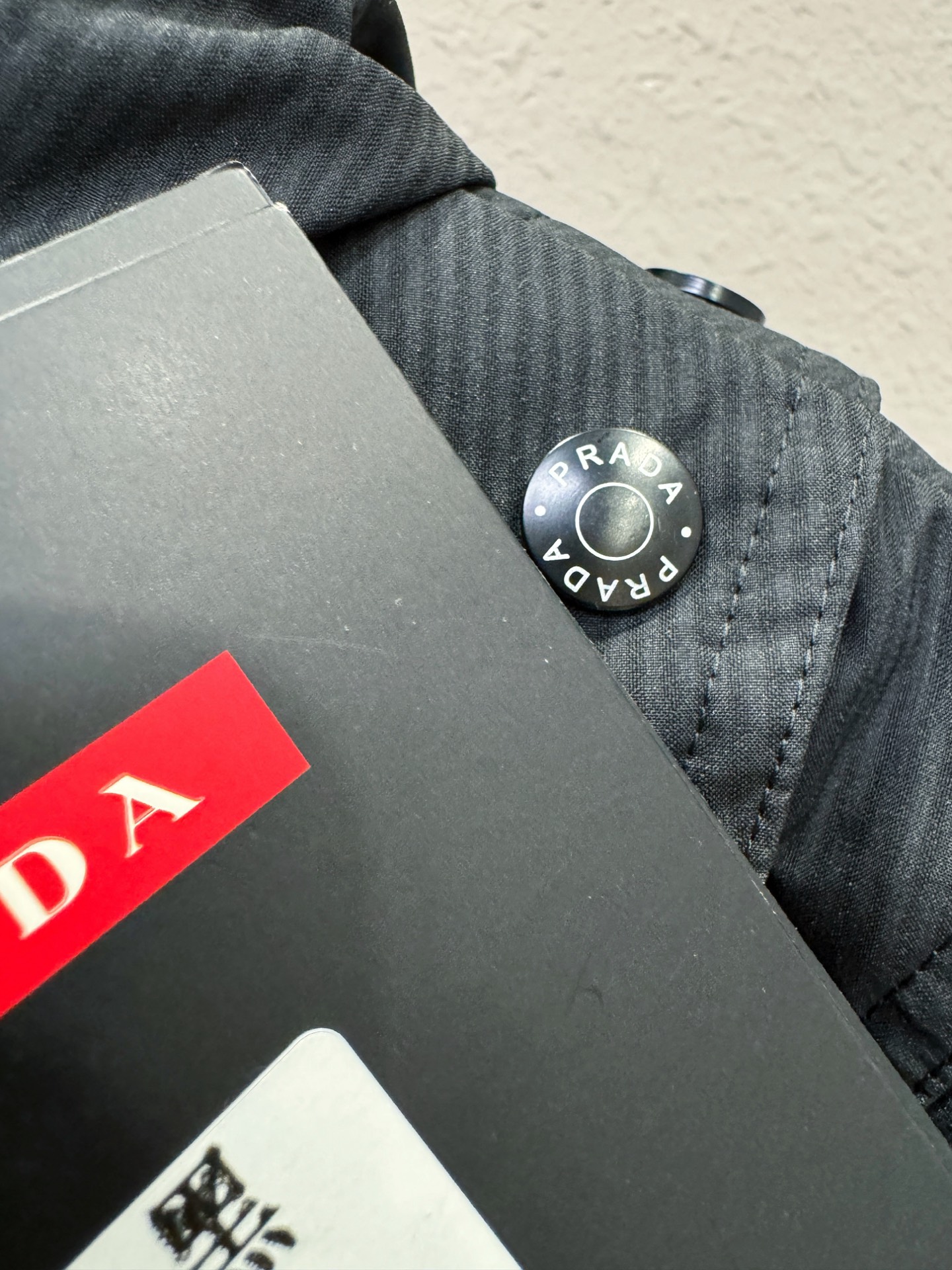 PRADA 普拉达 2025新款长款羽绒服，秀场新品，品相非常完美，专柜高科技防水面料，内里90%白鹅绒