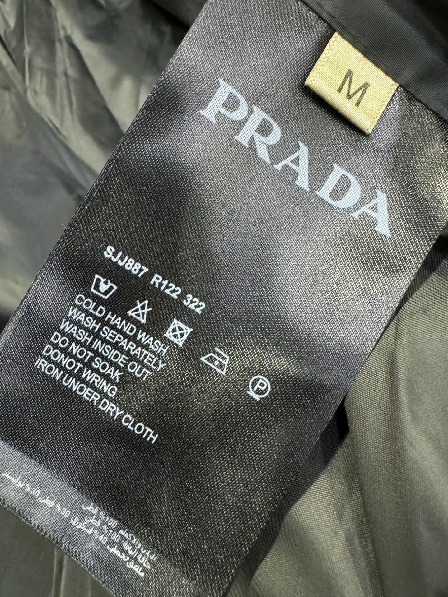 PRADA 普拉达 2025新款长款羽绒服，秀场新品，品相非常完美，专柜高科技防水面料，内里90%白鹅绒