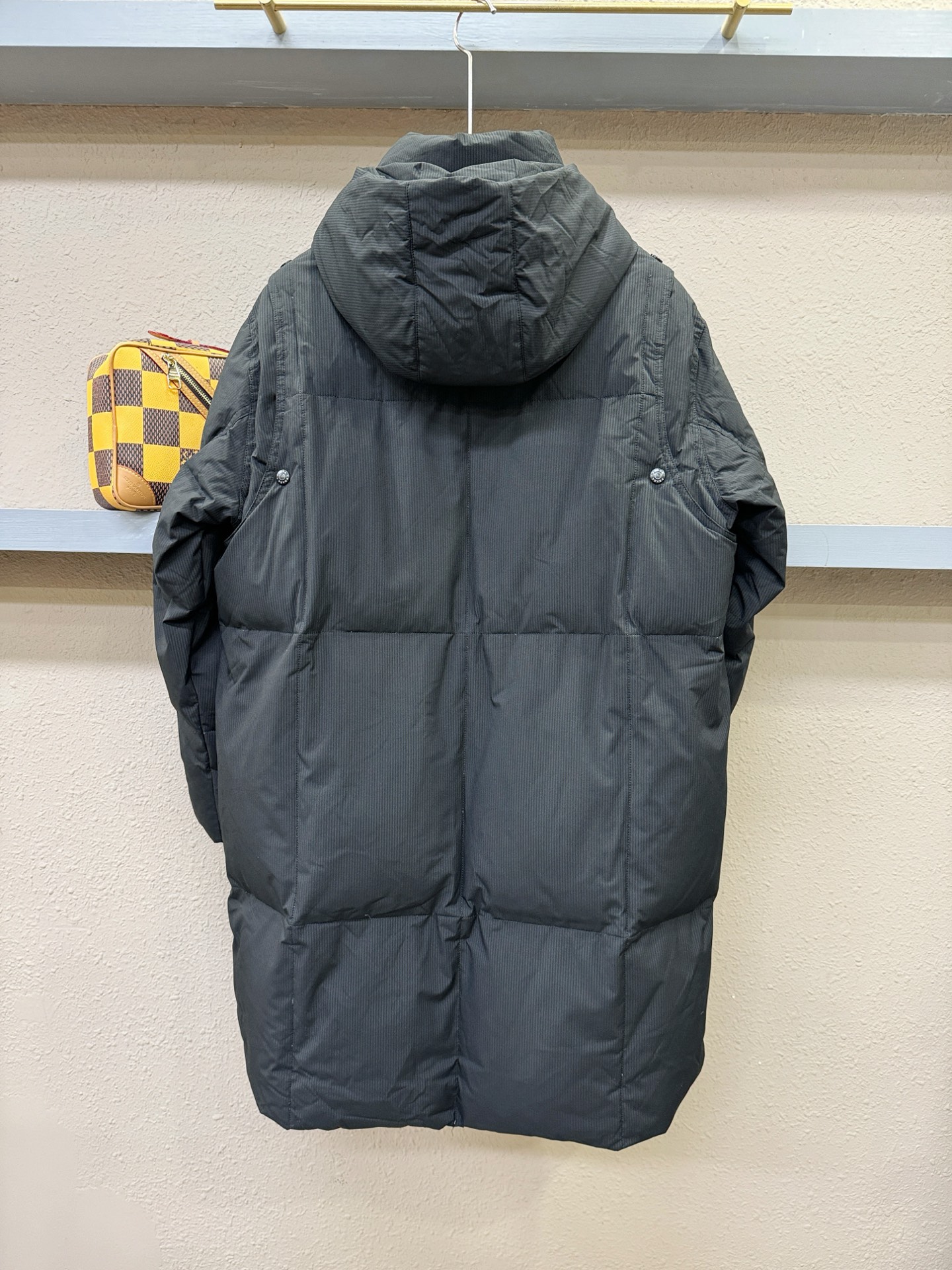 PRADA 普拉达 2025新款长款羽绒服，秀场新品，品相非常完美，专柜高科技防水面料，内里90%白鹅绒