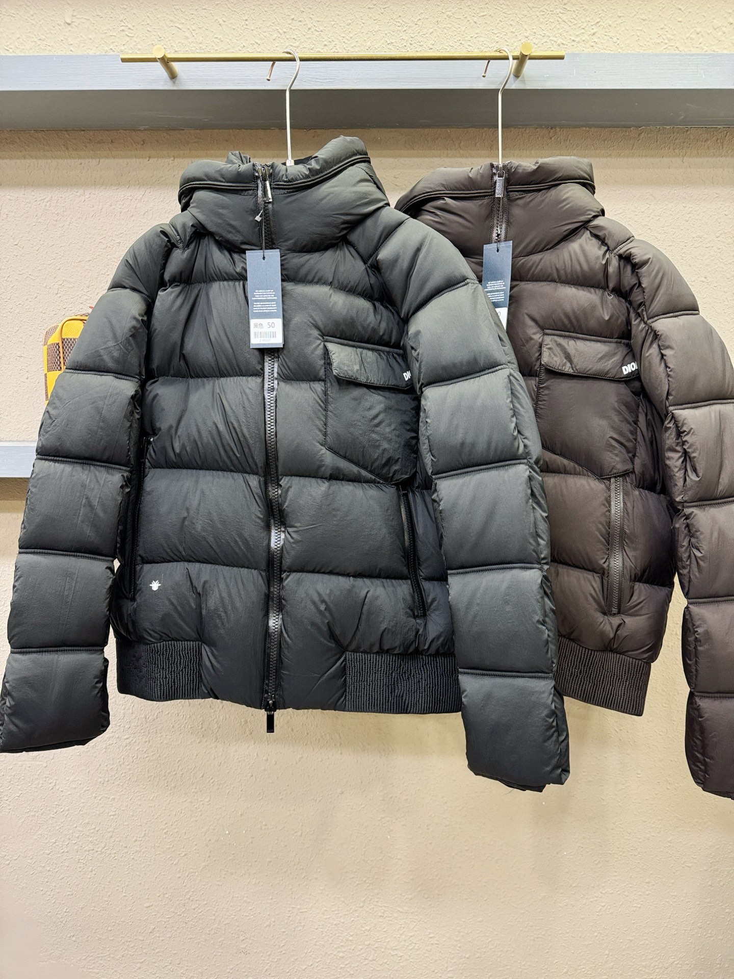 Dior迪奥 2025新款羽绒服，秀场新品，品相非常完美，专柜高科技防水面料，内里90%白鹅绒填充，舒适