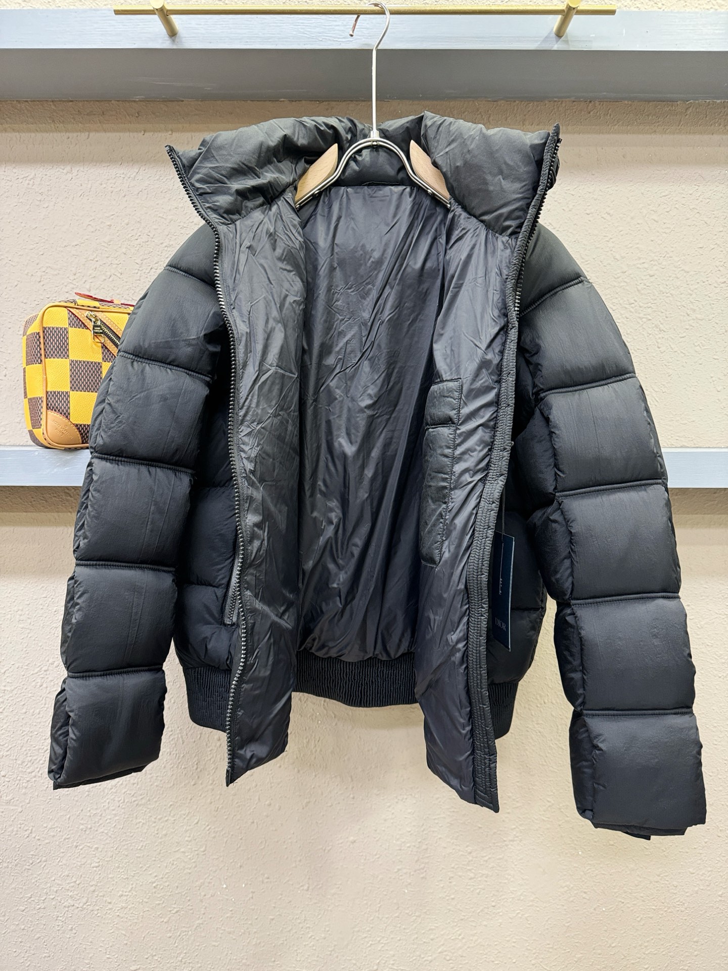 Dior迪奥 2025新款羽绒服，秀场新品，品相非常完美，专柜高科技防水面料，内里90%白鹅绒填充，舒适