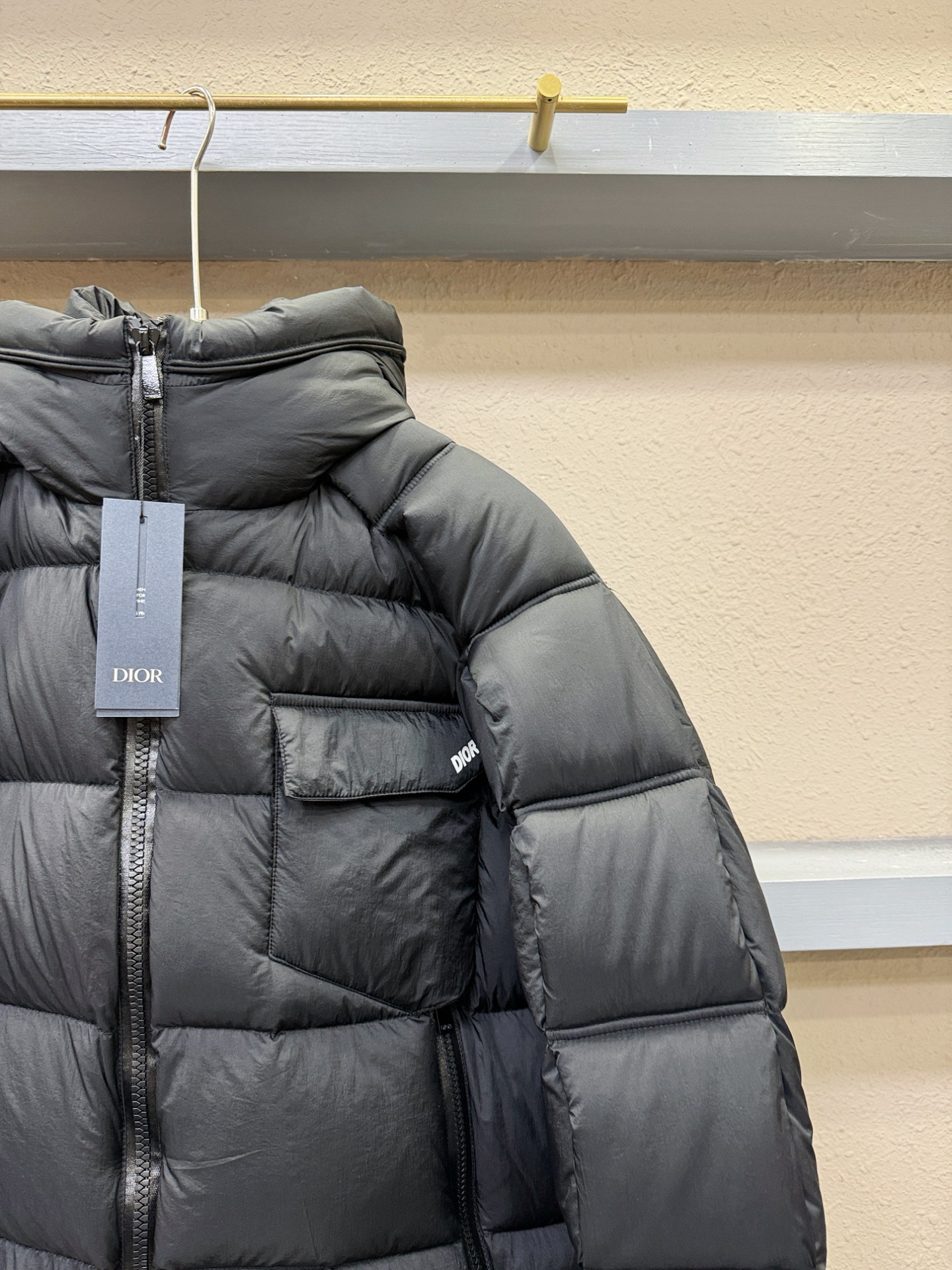 Dior迪奥 2025新款羽绒服，秀场新品，品相非常完美，专柜高科技防水面料，内里90%白鹅绒填充，舒适