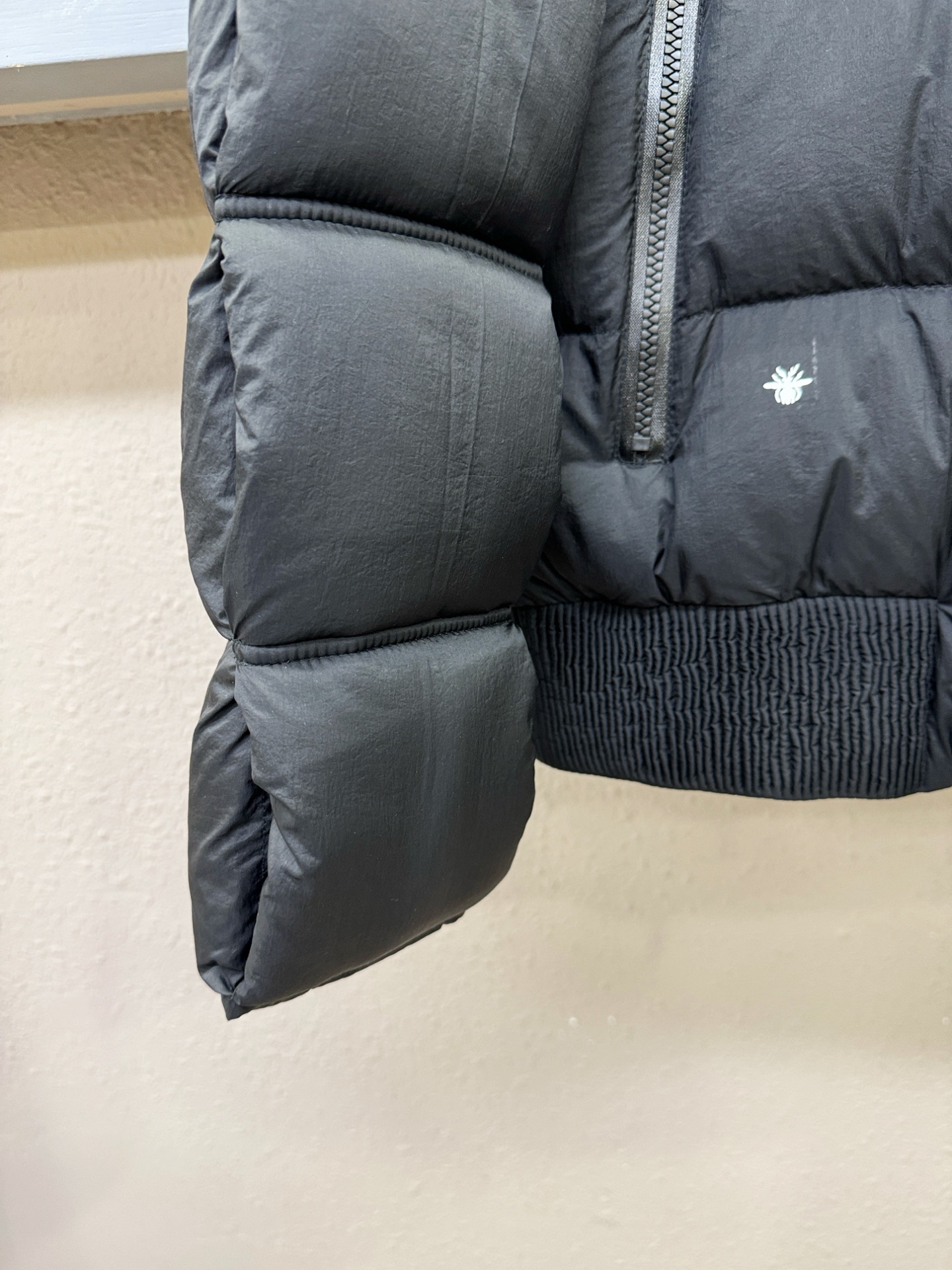 Dior迪奥 2025新款羽绒服，秀场新品，品相非常完美，专柜高科技防水面料，内里90%白鹅绒填充，舒适