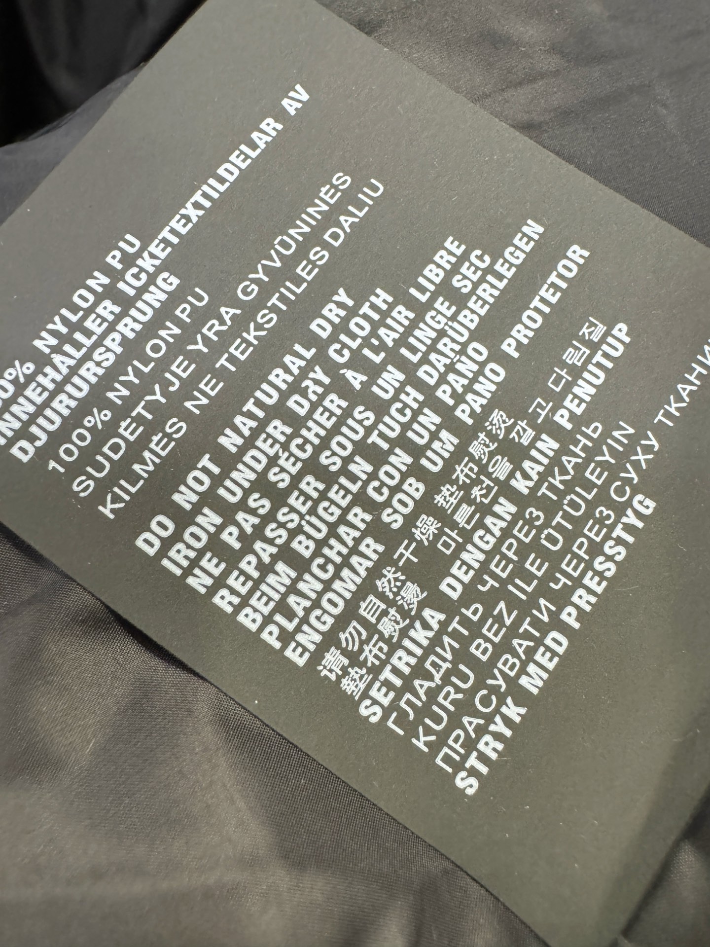 Dior迪奥 2025新款羽绒服，秀场新品，品相非常完美，专柜高科技防水面料，内里90%白鹅绒填充，舒适