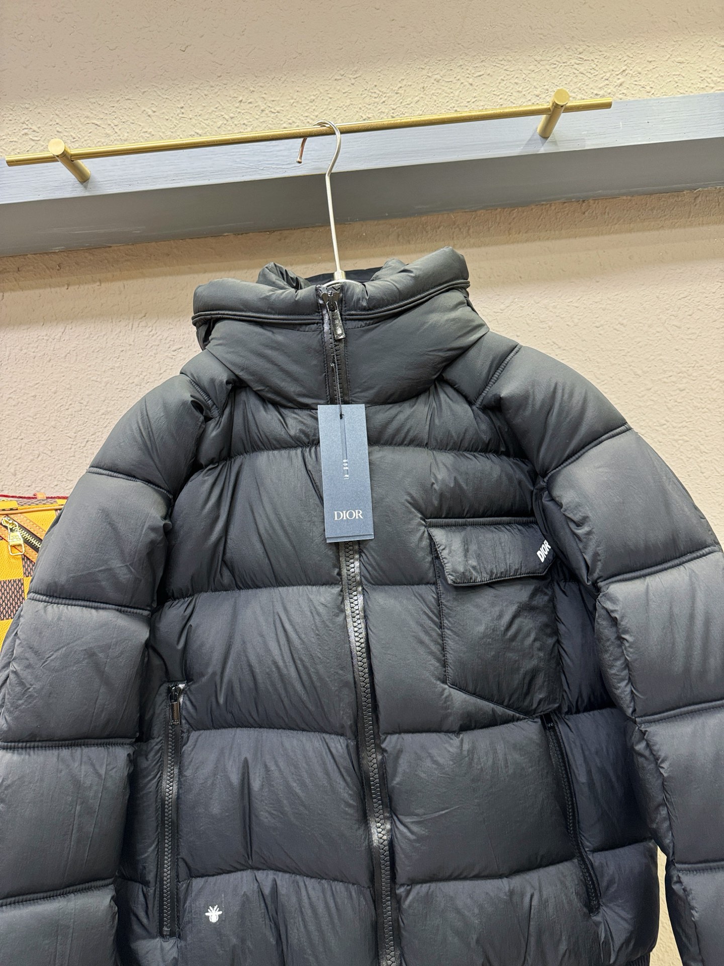 Dior迪奥 2025新款羽绒服，秀场新品，品相非常完美，专柜高科技防水面料，内里90%白鹅绒填充，舒适