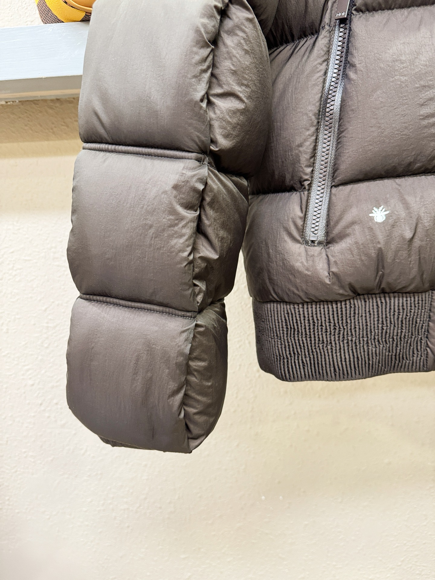 Dior迪奥 2025新款羽绒服，秀场新品，品相非常完美，专柜高科技防水面料，内里90%白鹅绒填充，舒适