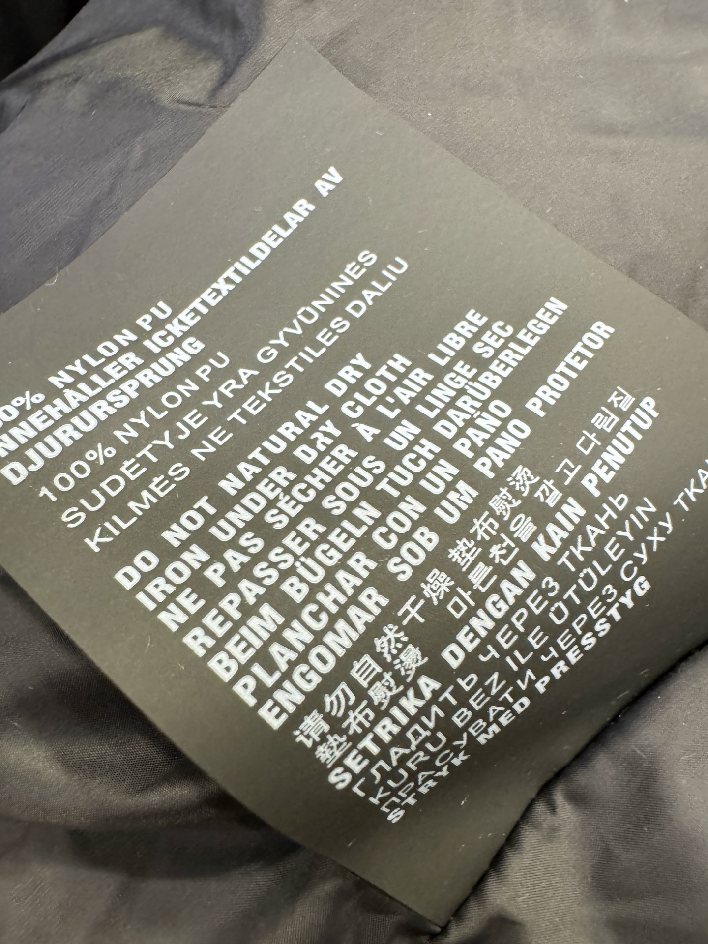 Dior迪奥 2025新款羽绒服，秀场新品，品相非常完美，专柜高科技防水面料，内里90%白鹅绒填充，舒适