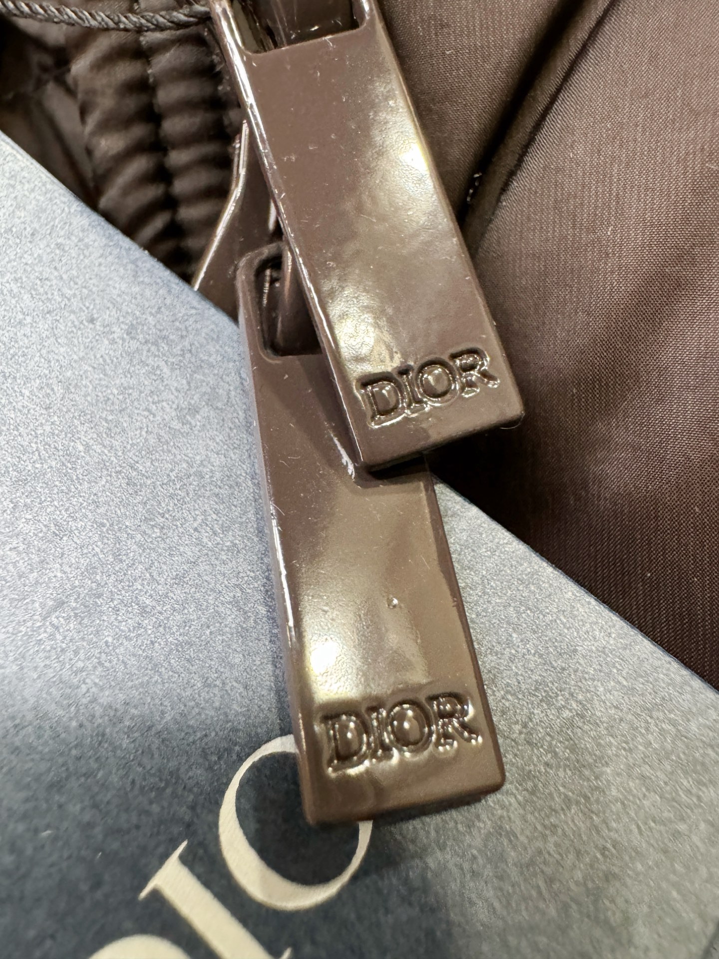 Dior迪奥 2025新款羽绒服，秀场新品，品相非常完美，专柜高科技防水面料，内里90%白鹅绒填充，舒适