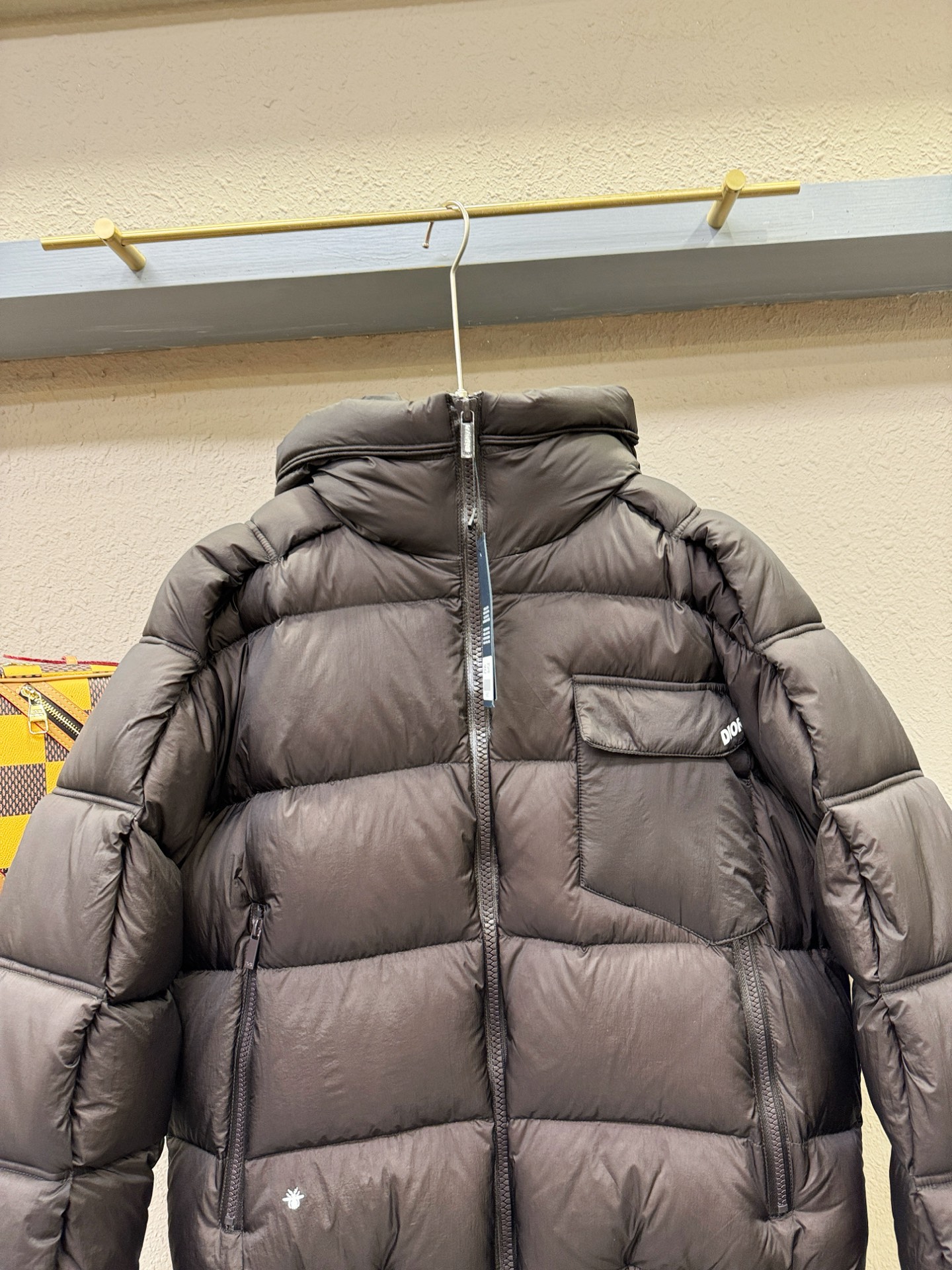 Dior迪奥 2025新款羽绒服，秀场新品，品相非常完美，专柜高科技防水面料，内里90%白鹅绒填充，舒适