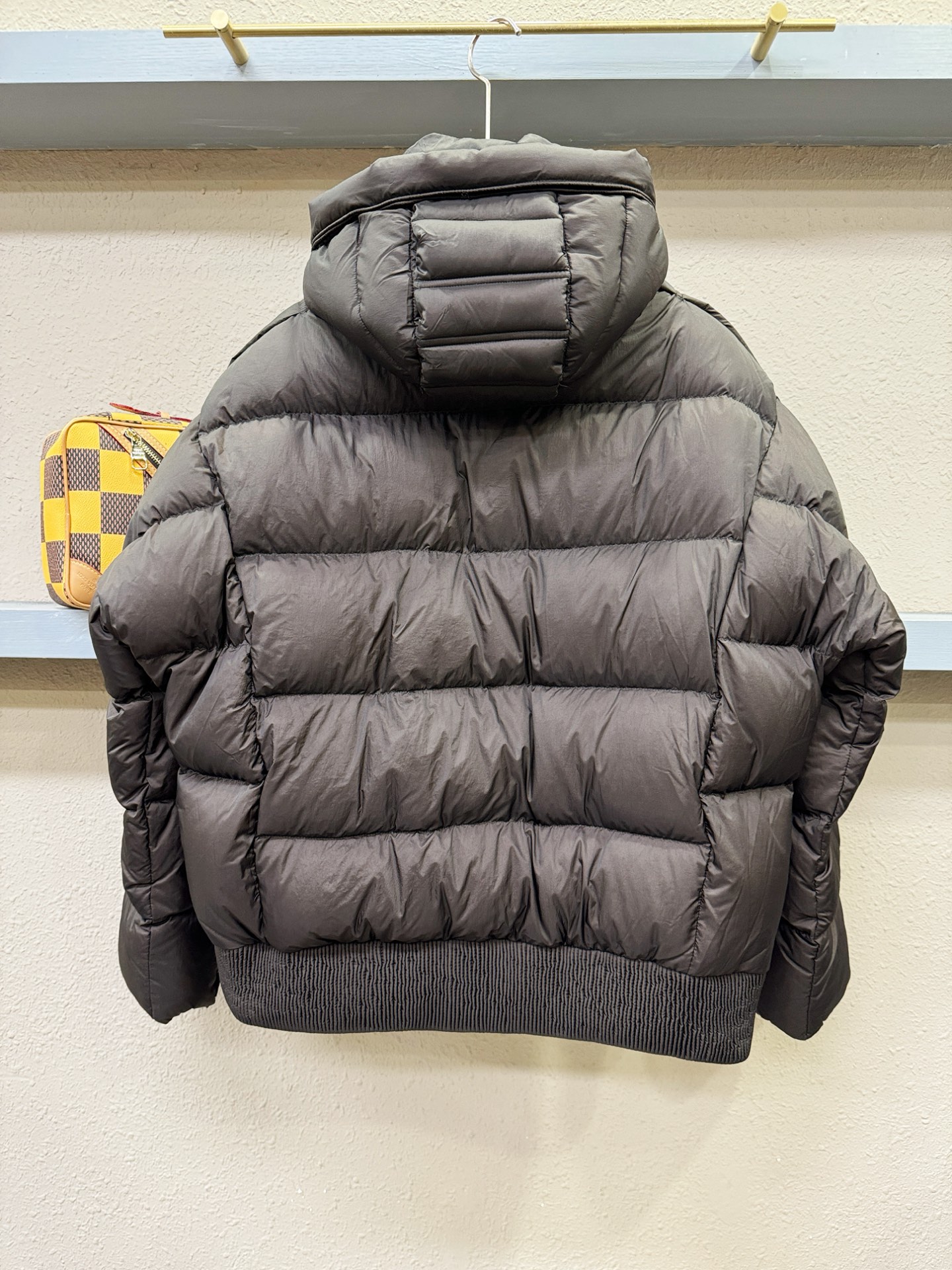 Dior迪奥 2025新款羽绒服，秀场新品，品相非常完美，专柜高科技防水面料，内里90%白鹅绒填充，舒适