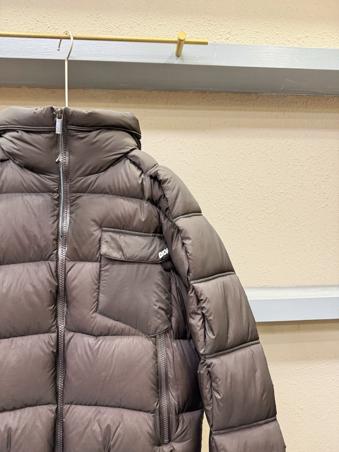 Dior迪奥 2025新款羽绒服，秀场新品，品相非常完美，专柜高科技防水面料，内里90%白鹅绒填充，舒适