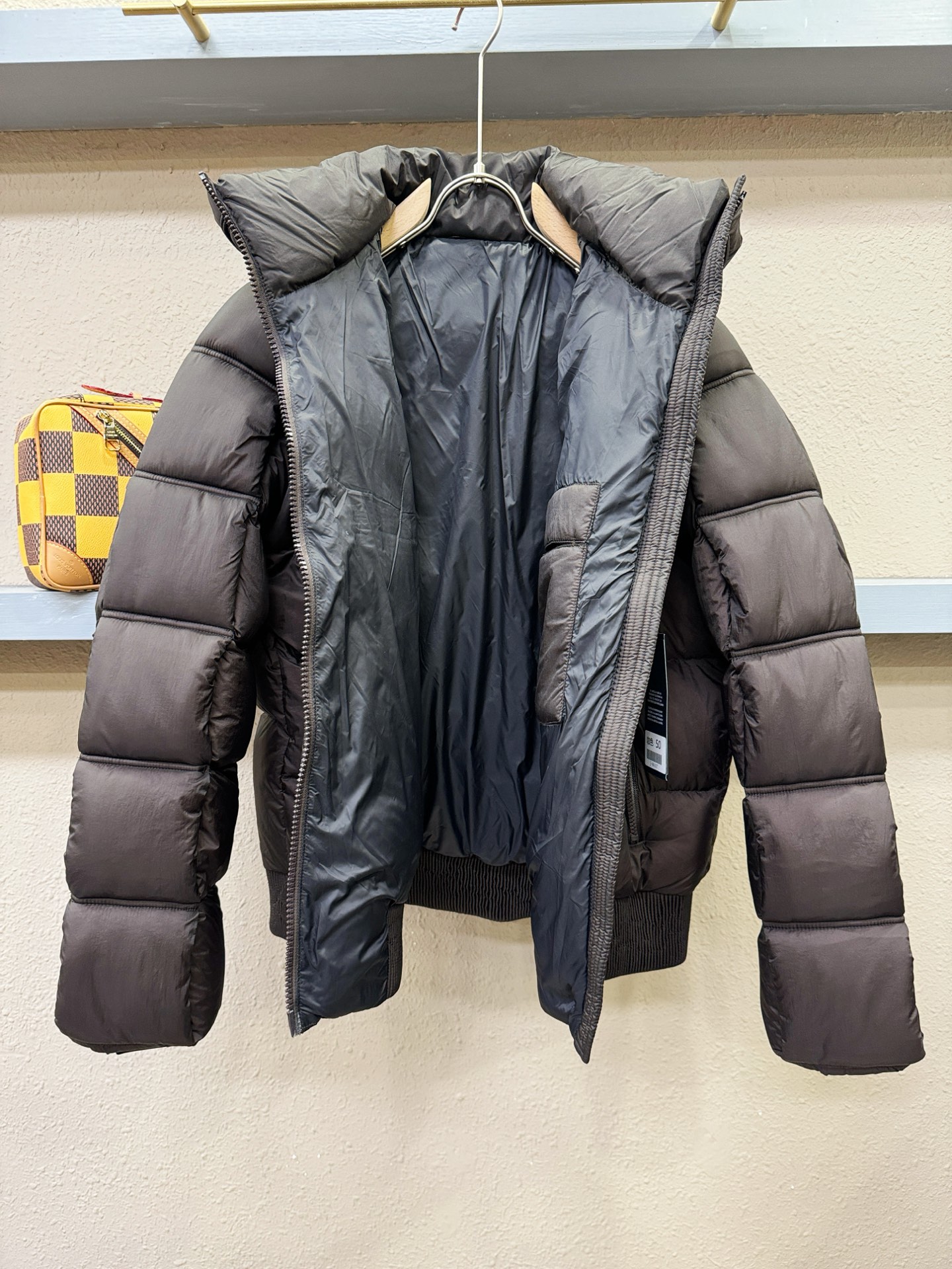 Dior迪奥 2025新款羽绒服，秀场新品，品相非常完美，专柜高科技防水面料，内里90%白鹅绒填充，舒适