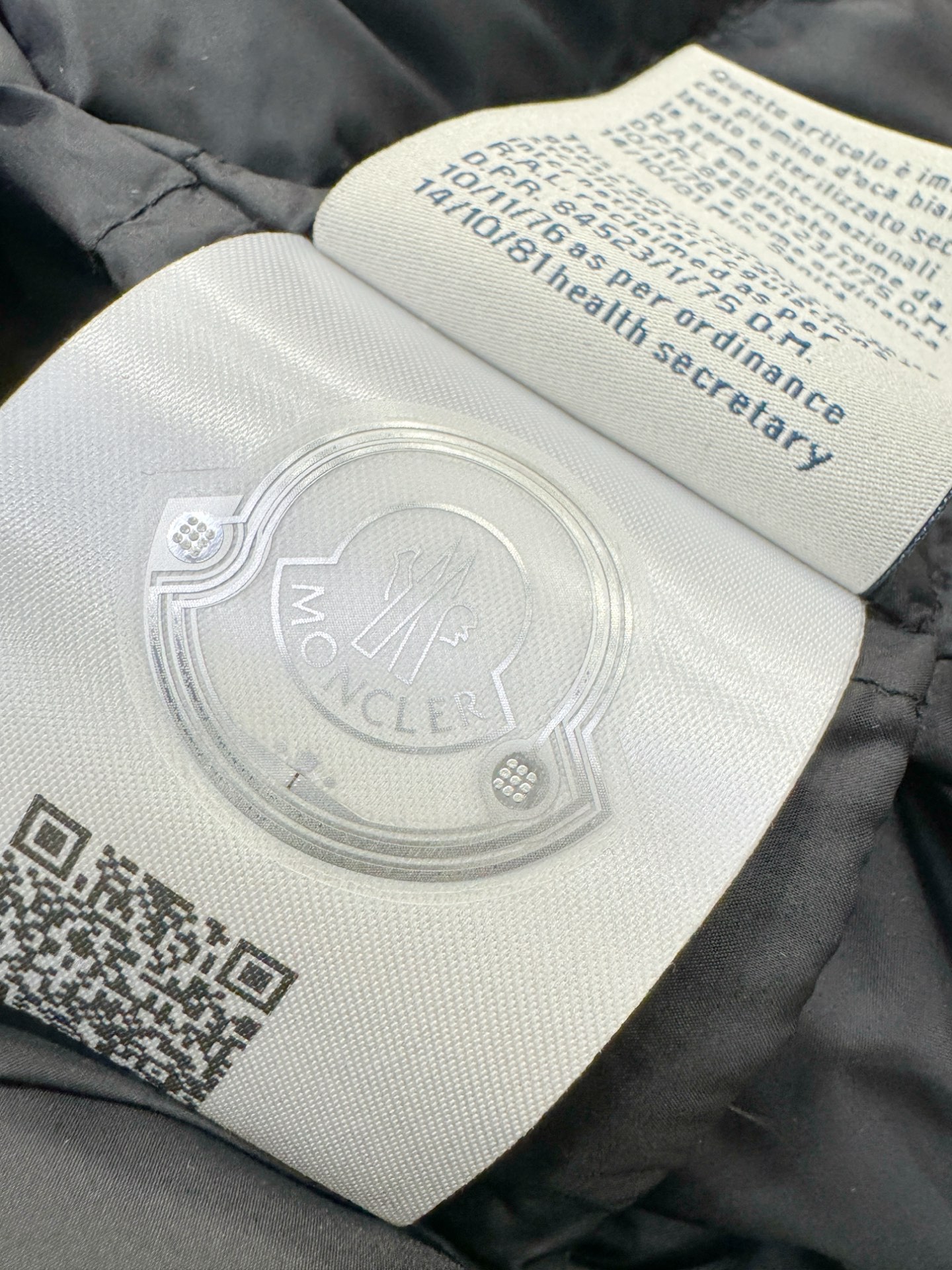 Moncler蒙口 2025新款羽绒服秀场新品，品相非常完美，专柜高科技防水面料，内里90%白鹅绒填充，