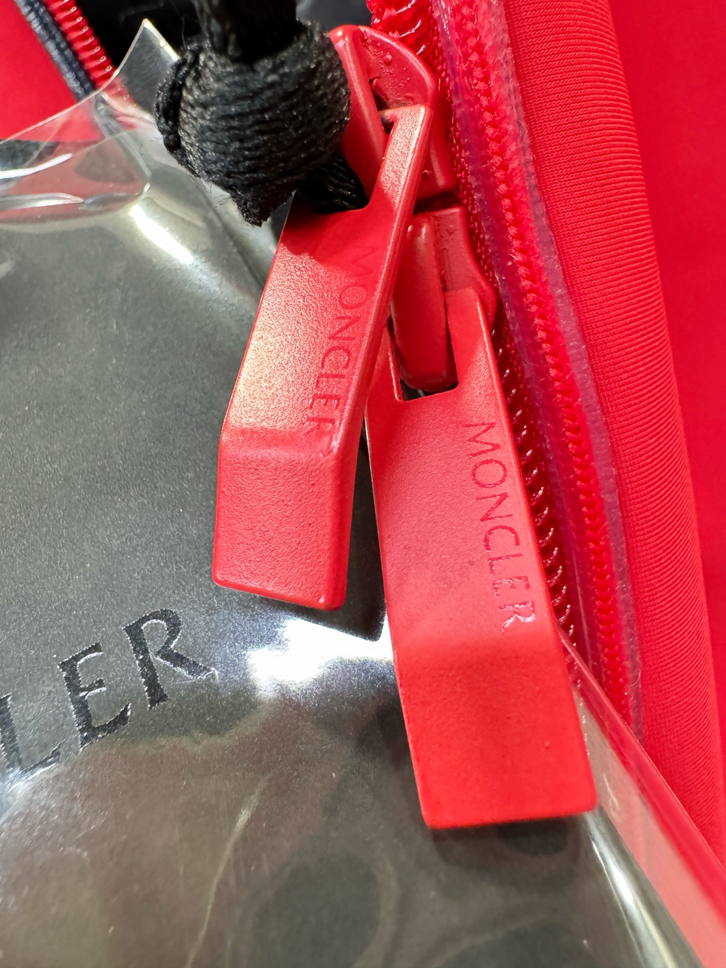 Moncler蒙口 2025新款羽绒服秀场新品，品相非常完美，专柜高科技防水面料，内里90%白鹅绒填充，