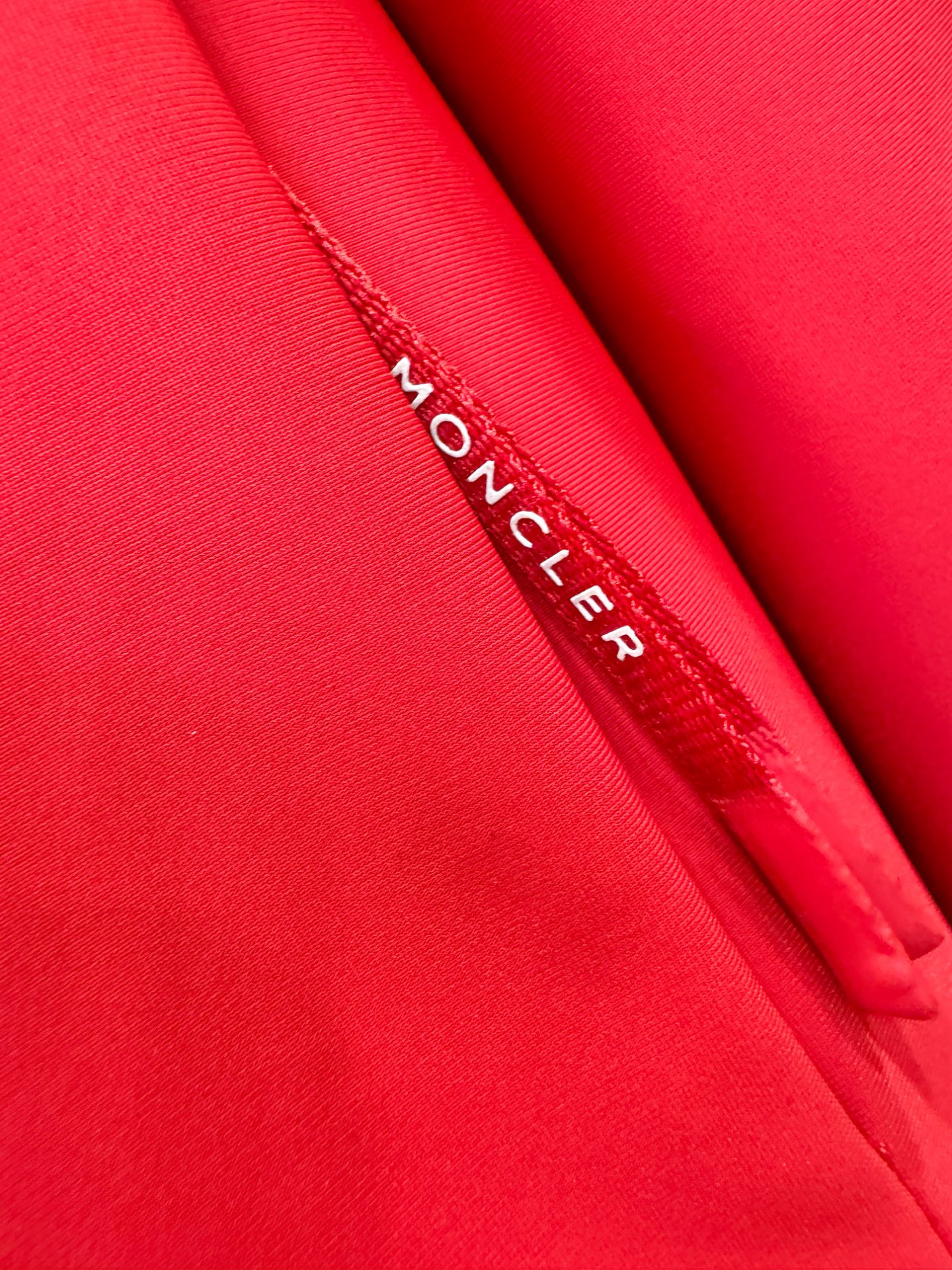 Moncler蒙口 2025新款羽绒服秀场新品，品相非常完美，专柜高科技防水面料，内里90%白鹅绒填充，