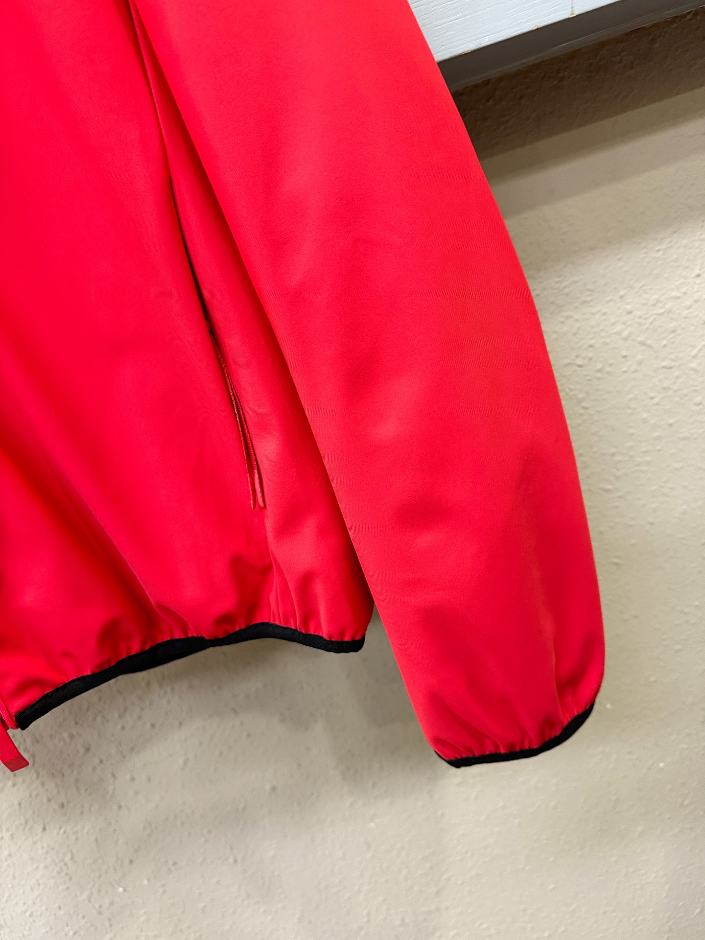 Moncler蒙口 2025新款羽绒服秀场新品，品相非常完美，专柜高科技防水面料，内里90%白鹅绒填充，