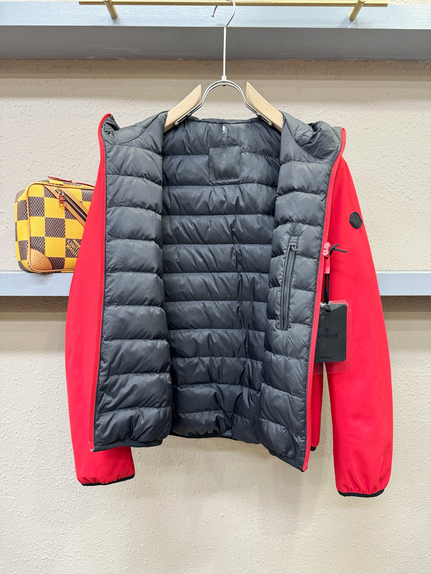 Moncler蒙口 2025新款羽绒服秀场新品，品相非常完美，专柜高科技防水面料，内里90%白鹅绒填充，