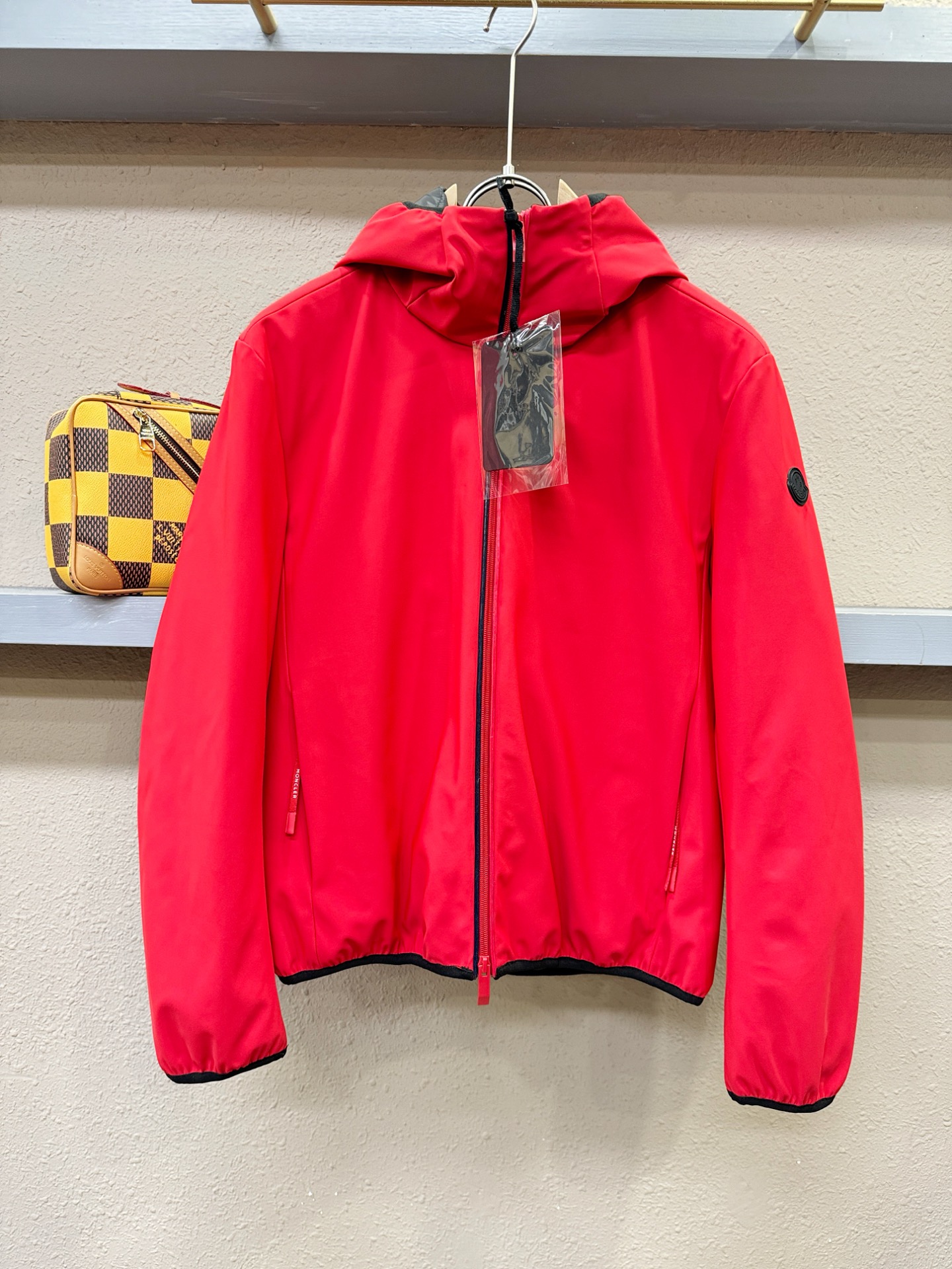 Moncler蒙口 2025新款羽绒服秀场新品，品相非常完美，专柜高科技防水面料，内里90%白鹅绒填充，