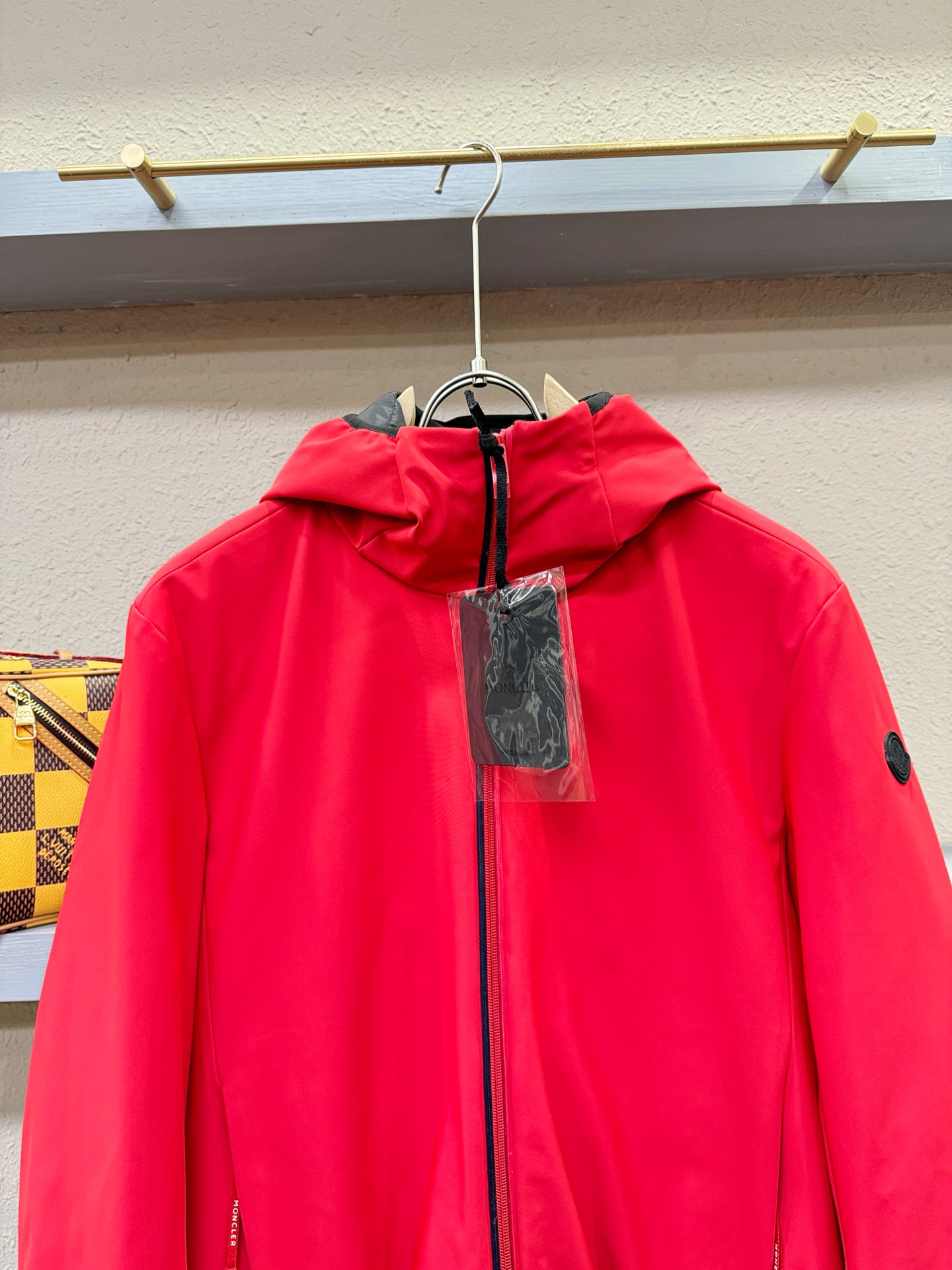 Moncler蒙口 2025新款羽绒服秀场新品，品相非常完美，专柜高科技防水面料，内里90%白鹅绒填充，