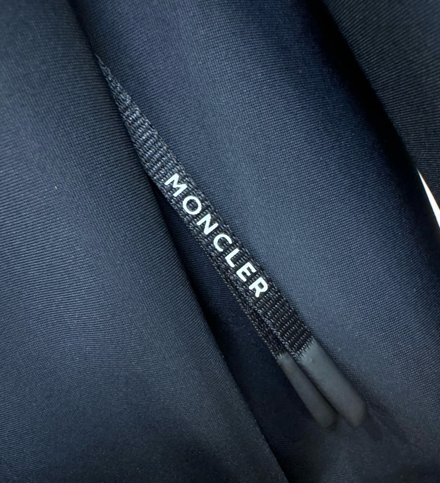 Moncler蒙口 2025新款羽绒服秀场新品，品相非常完美，专柜高科技防水面料，内里90%白鹅绒填充，