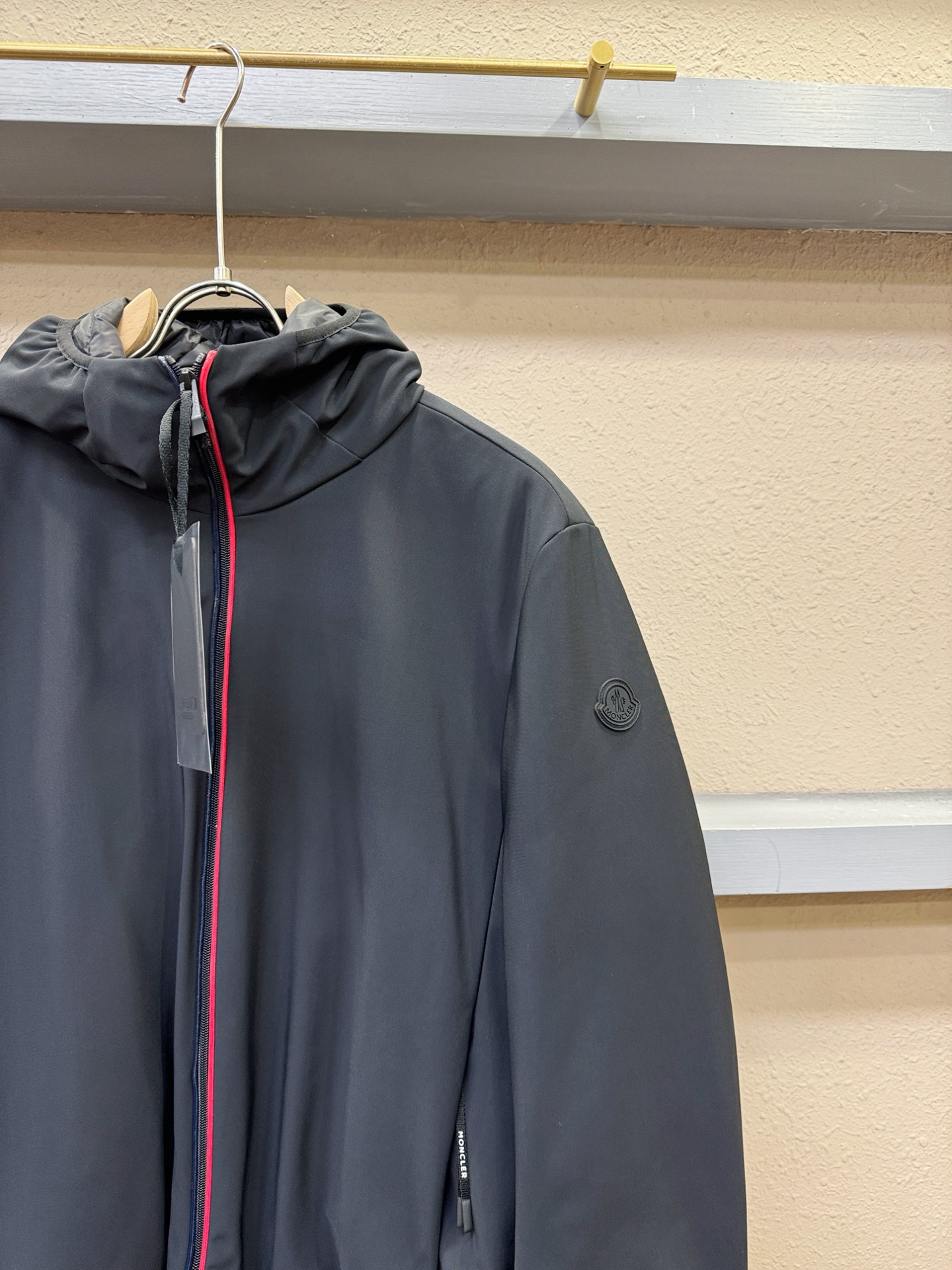 Moncler蒙口 2025新款羽绒服秀场新品，品相非常完美，专柜高科技防水面料，内里90%白鹅绒填充，