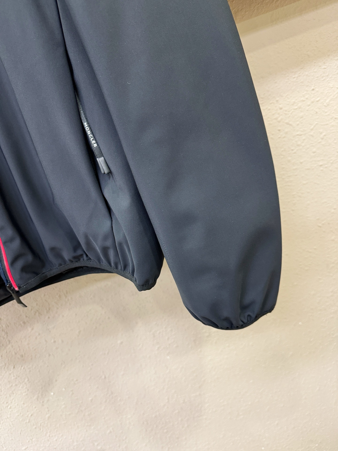 Moncler蒙口 2025新款羽绒服秀场新品，品相非常完美，专柜高科技防水面料，内里90%白鹅绒填充，