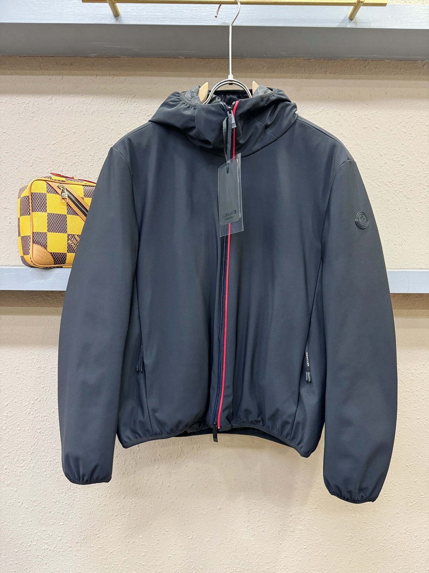 Moncler蒙口 2025新款羽绒服秀场新品，品相非常完美，专柜高科技防水面料，内里90%白鹅绒填充，