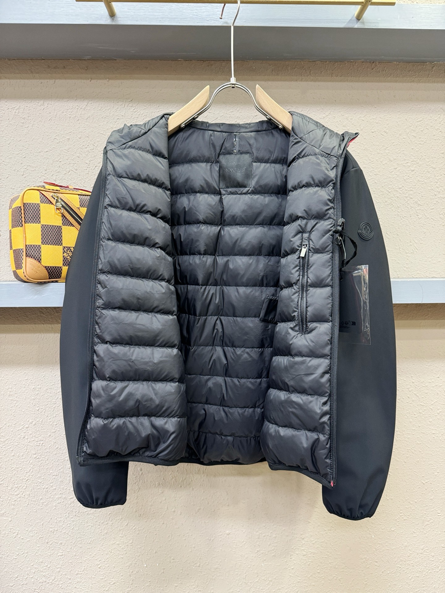 Moncler蒙口 2025新款羽绒服秀场新品，品相非常完美，专柜高科技防水面料，内里90%白鹅绒填充，