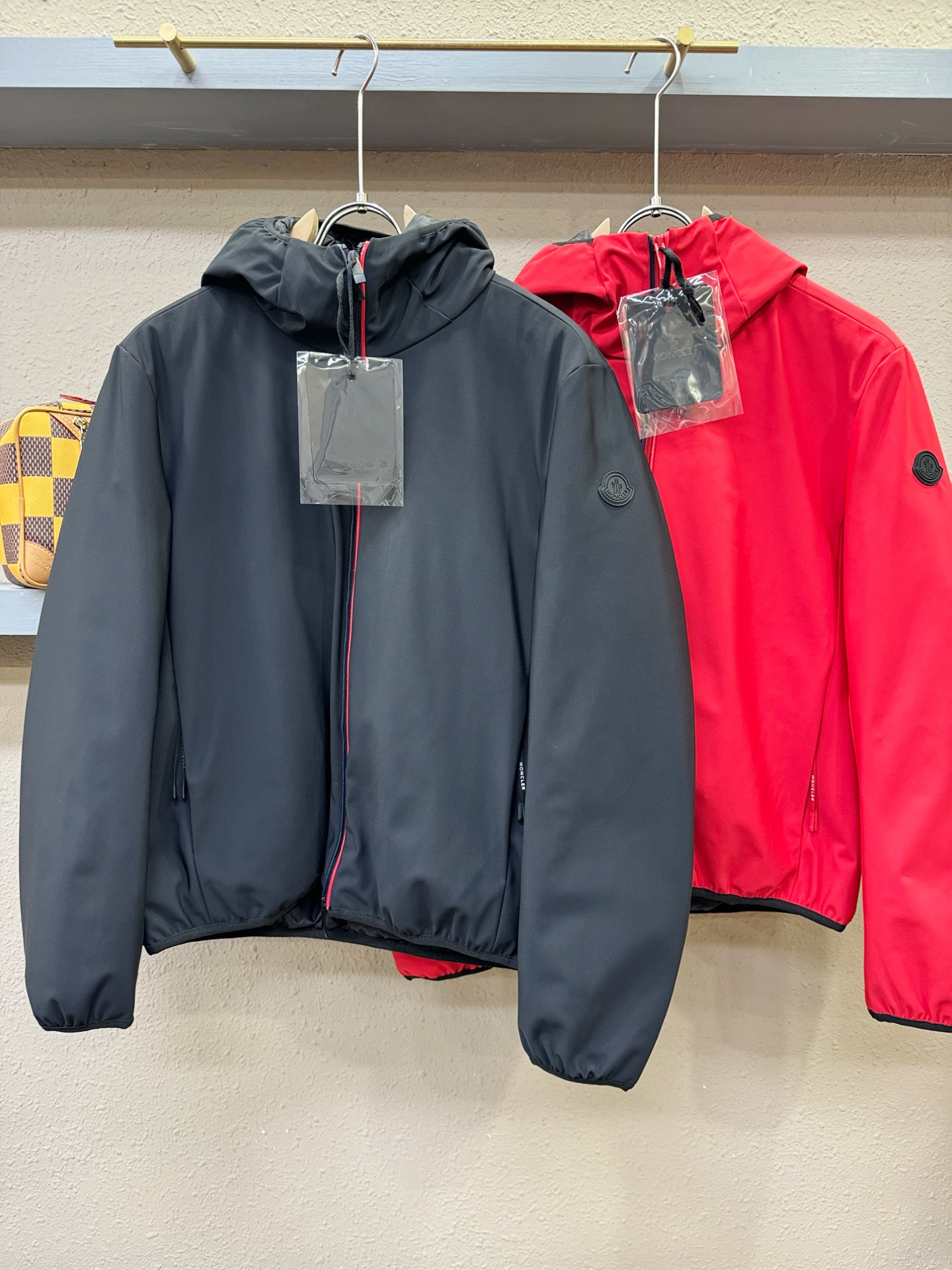 Moncler蒙口 2025新款羽绒服秀场新品，品相非常完美，专柜高科技防水面料，内里90%白鹅绒填充，