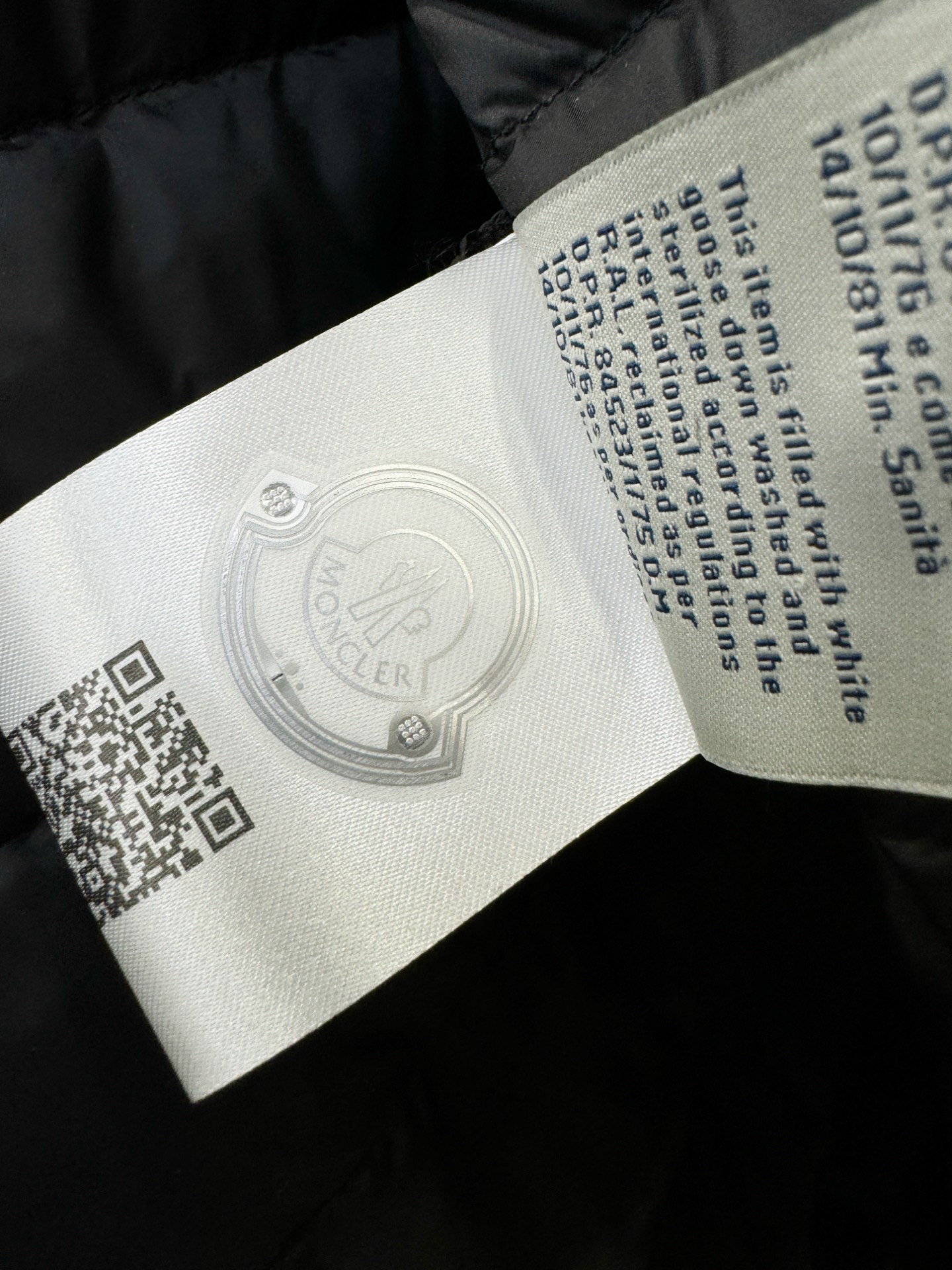 Moncler蒙口 2025新款羽绒服秀场新品，品相非常完美，专柜高科技防水面料，内里90%白鹅绒填充，