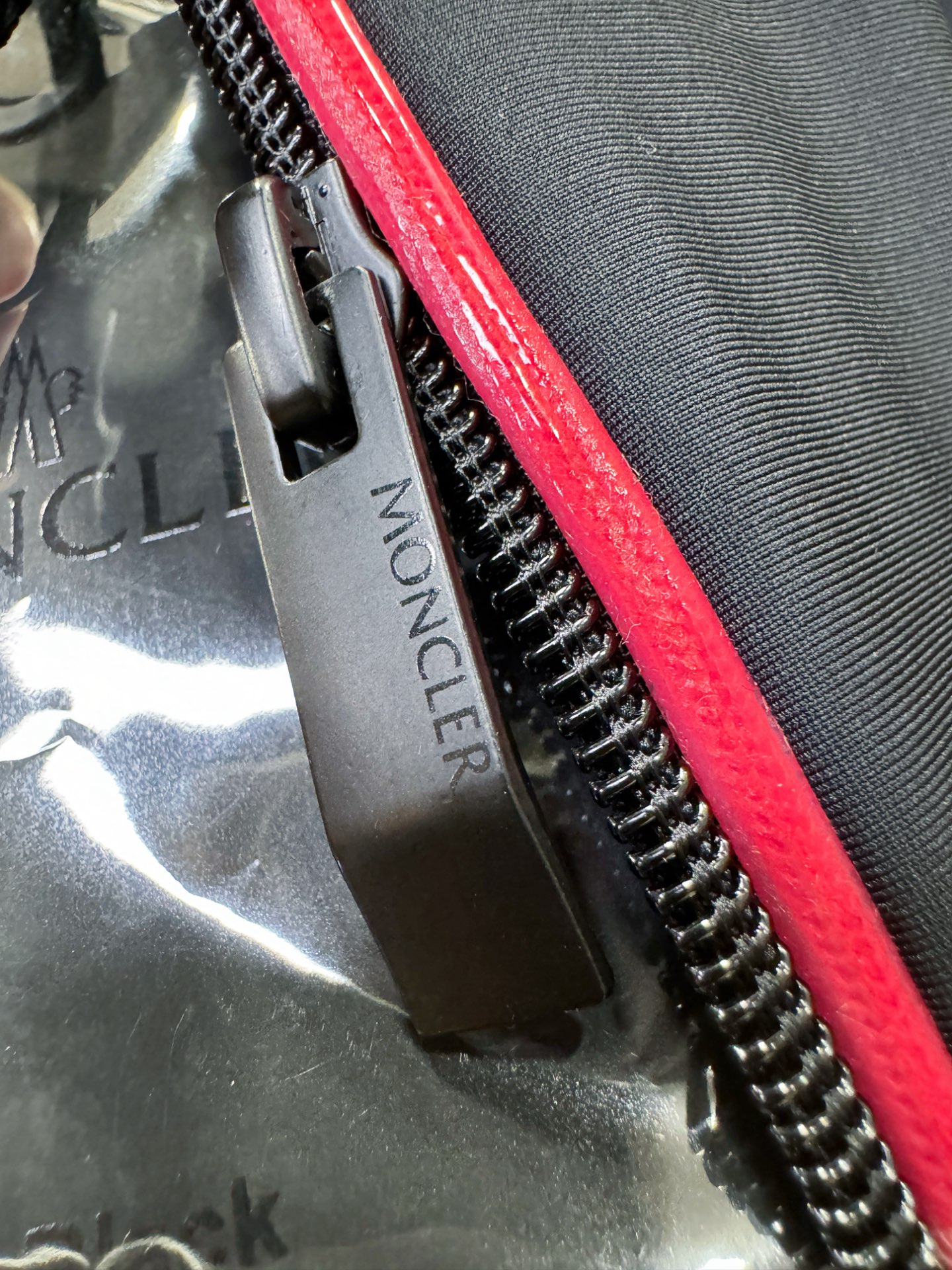 Moncler蒙口 2025新款羽绒服秀场新品，品相非常完美，专柜高科技防水面料，内里90%白鹅绒填充，