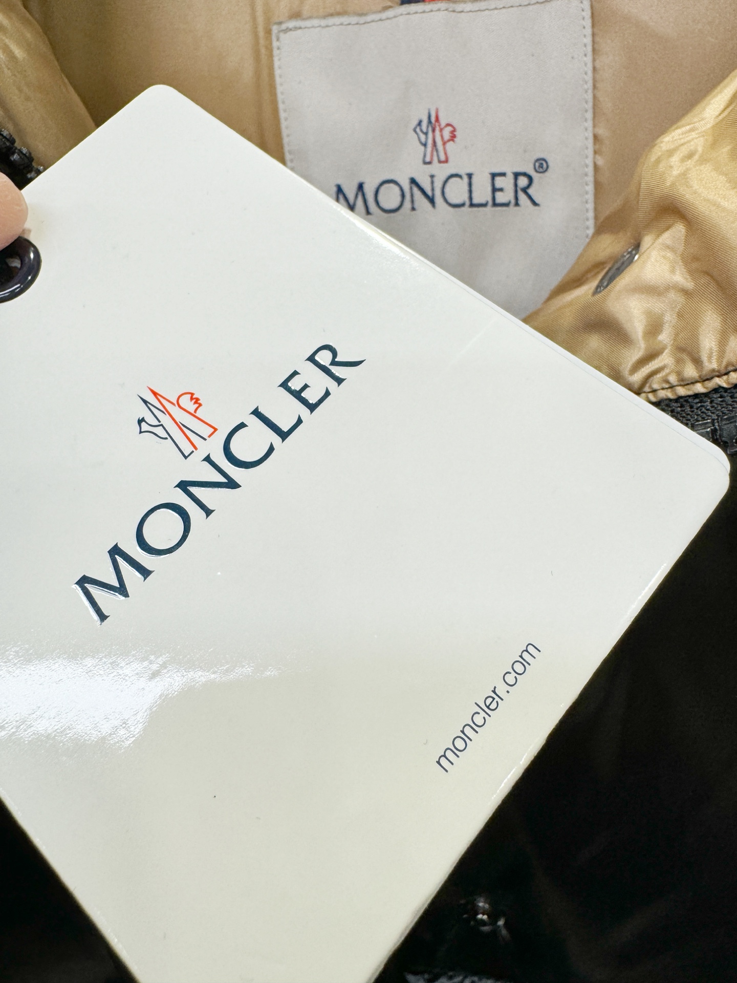 Moncler蒙口 2025新款长款羽绒服，秀场新品，品相非常完美，专柜高科技防水面料，内里90%白鹅绒