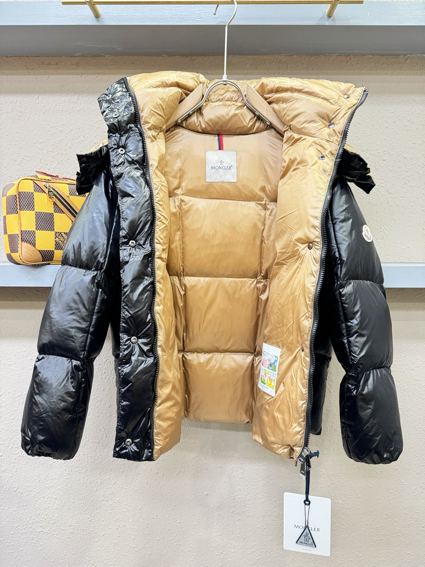 Moncler蒙口 2025新款长款羽绒服，秀场新品，品相非常完美，专柜高科技防水面料，内里90%白鹅绒